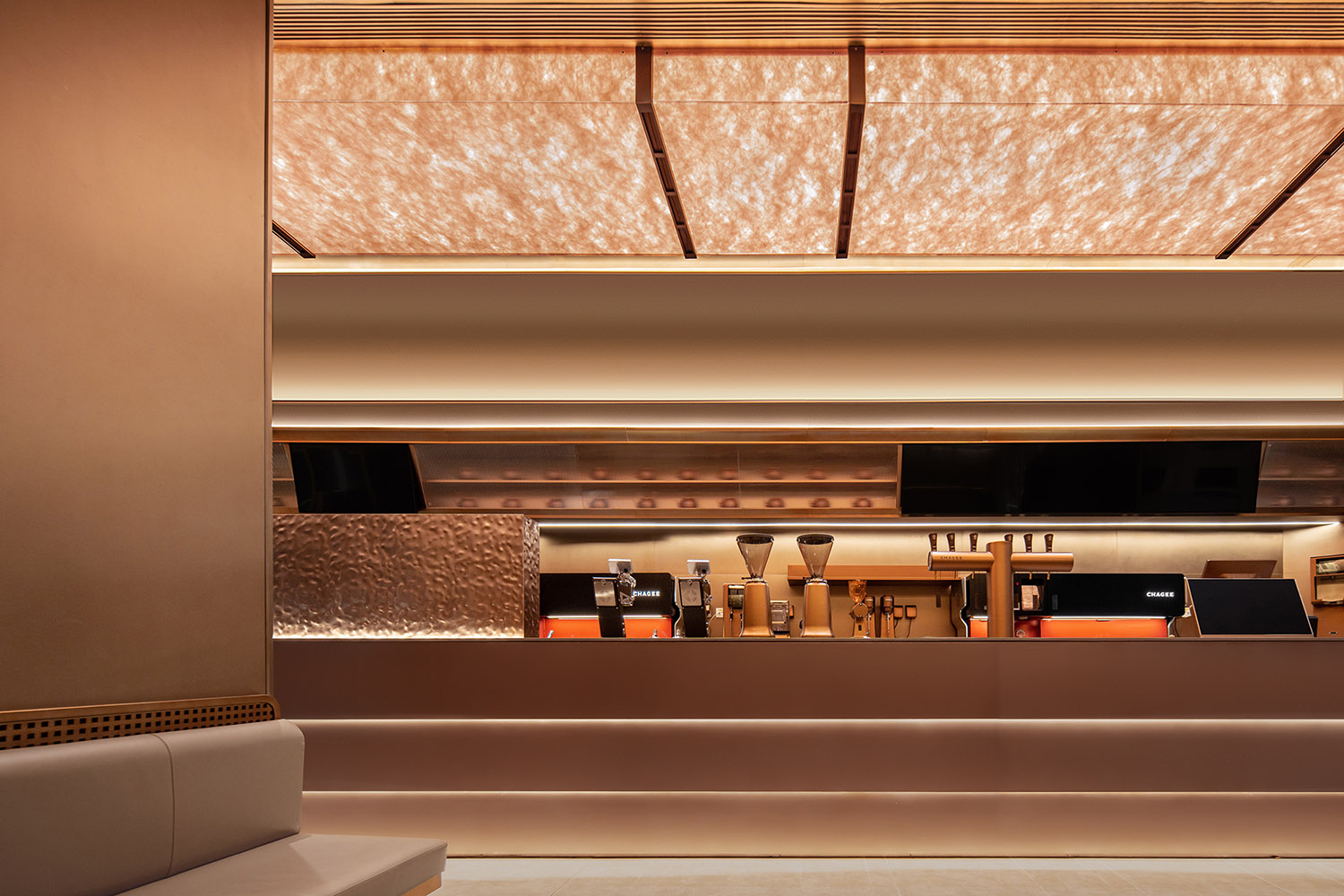 茶飲店設計,茶飲店設計案例,茶飲店設計方案,奶茶店設計,創意茶飲店,霸王茶姬TEA BAR上海兩家旗艦店,霸王茶姬環球港旗艦店,霸王茶姬美羅城旗艦店,尚洋藝術