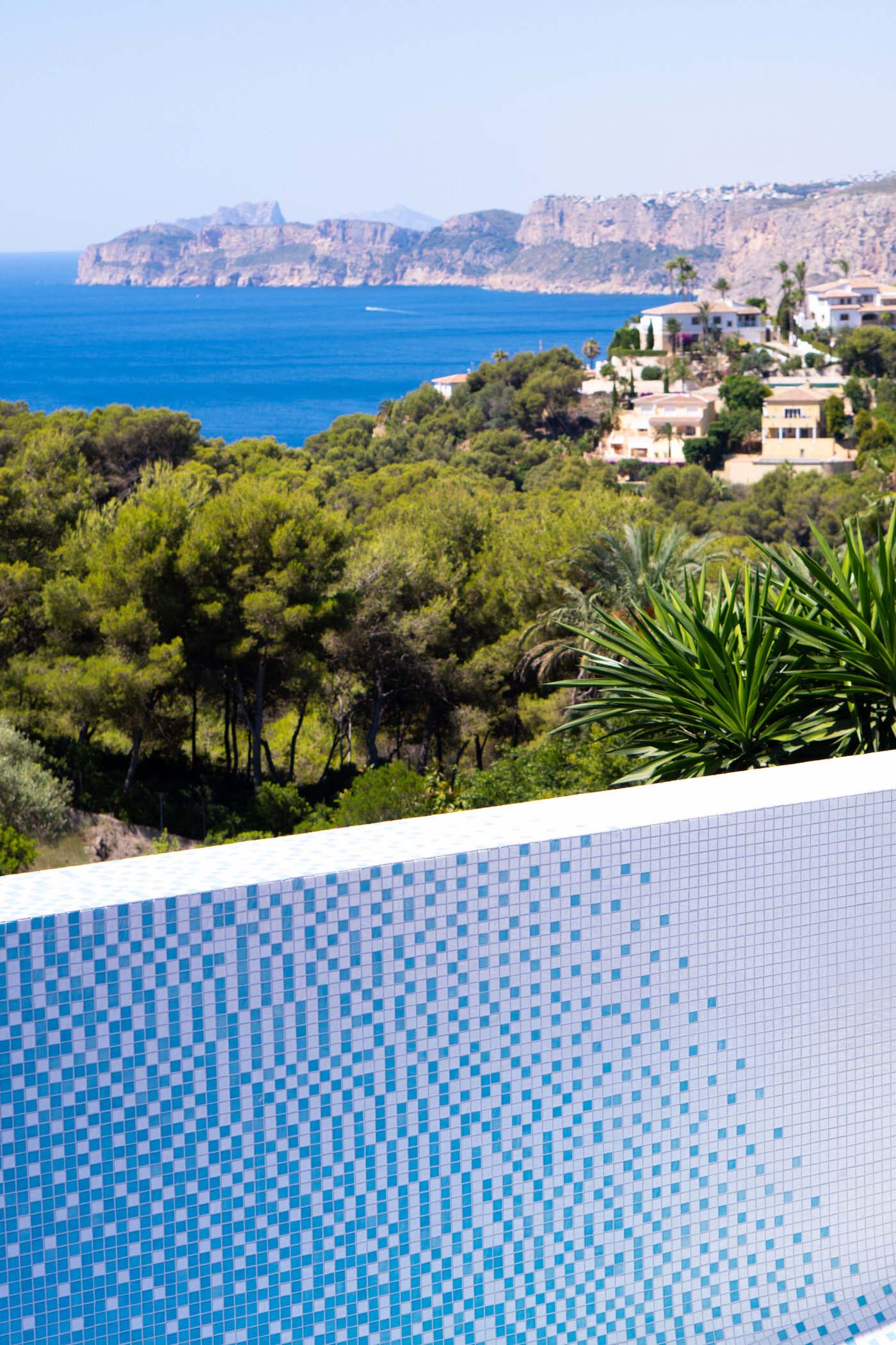 住宅設計,別墅設計案例,Felipe Pantone,海景別墅,別墅泳池,國外住宅設計案例,泳池設計,馬賽克,西班牙