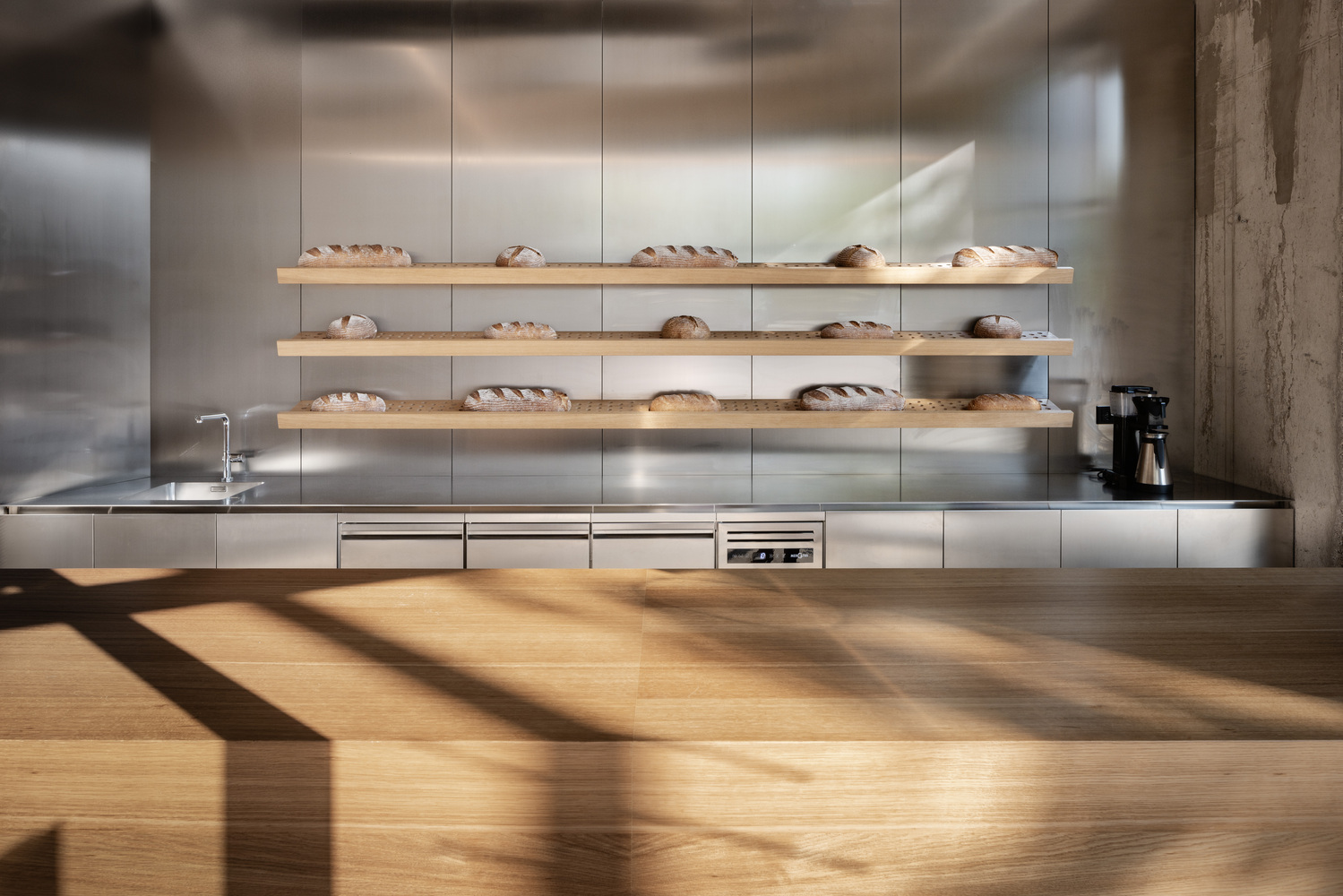 斯洛伐克,Sadovsky & Architects,咖啡廳設計案例,麵包店,極簡主義,麵包店設計,Chlieb Náš麵包店