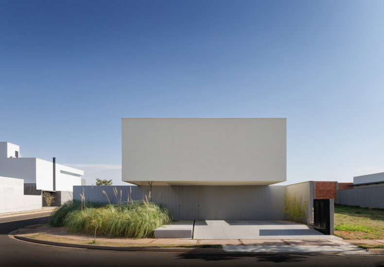 gruta.arquitetos | 295㎡,巴西巴魯極簡主義庭院別墅