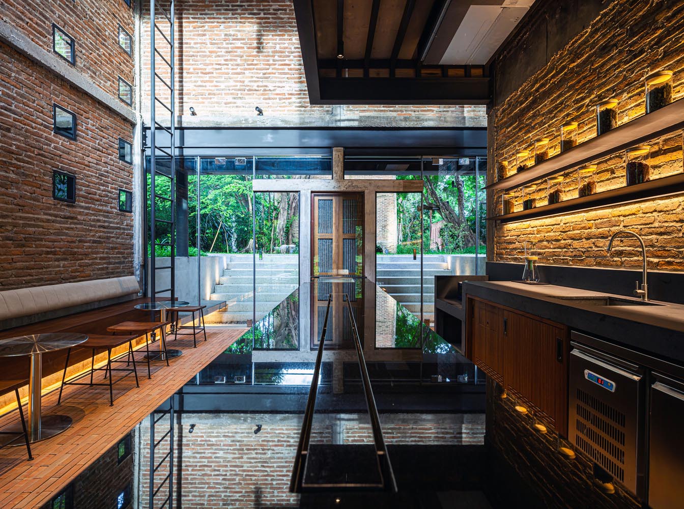 PAVA architects,泰國,咖啡廳設計方案,咖啡廳裝修,茶館設計,咖啡店設計,Kaomai茶館+咖啡廳,210㎡,工業風咖啡廳,建築改造