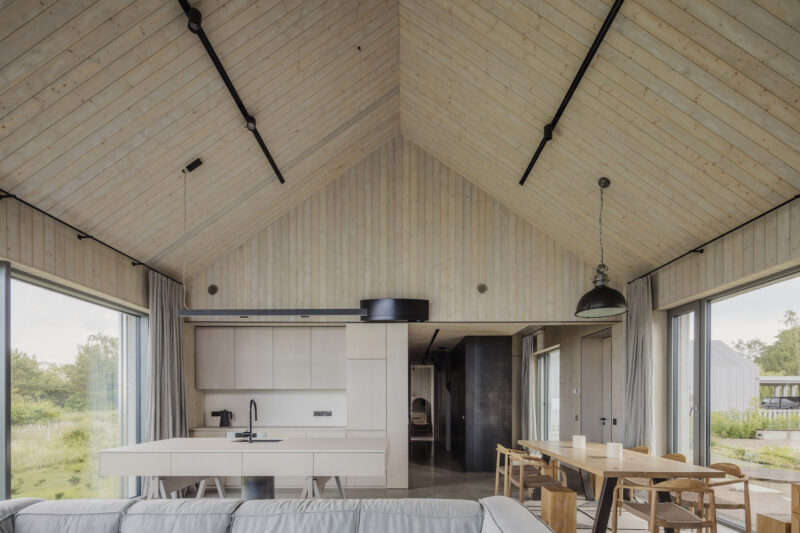 OAD | 275㎡，拉脫維亞原木色海景別墅