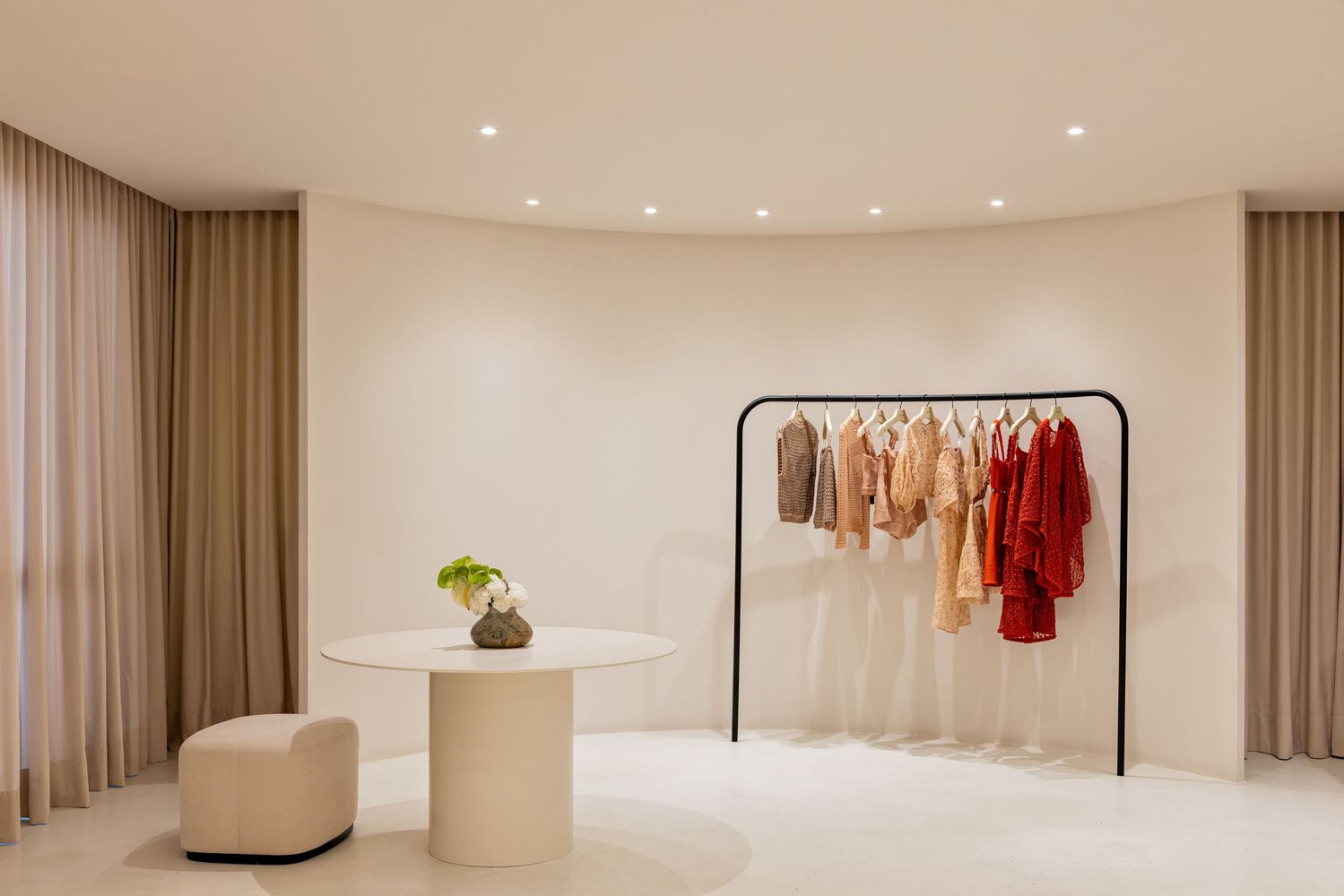 零售店設計,服裝零售店設計,服裝店設計,AR Arquitetos,女裝店設計案例,Lolitta Store,巴西,極簡主義,315㎡