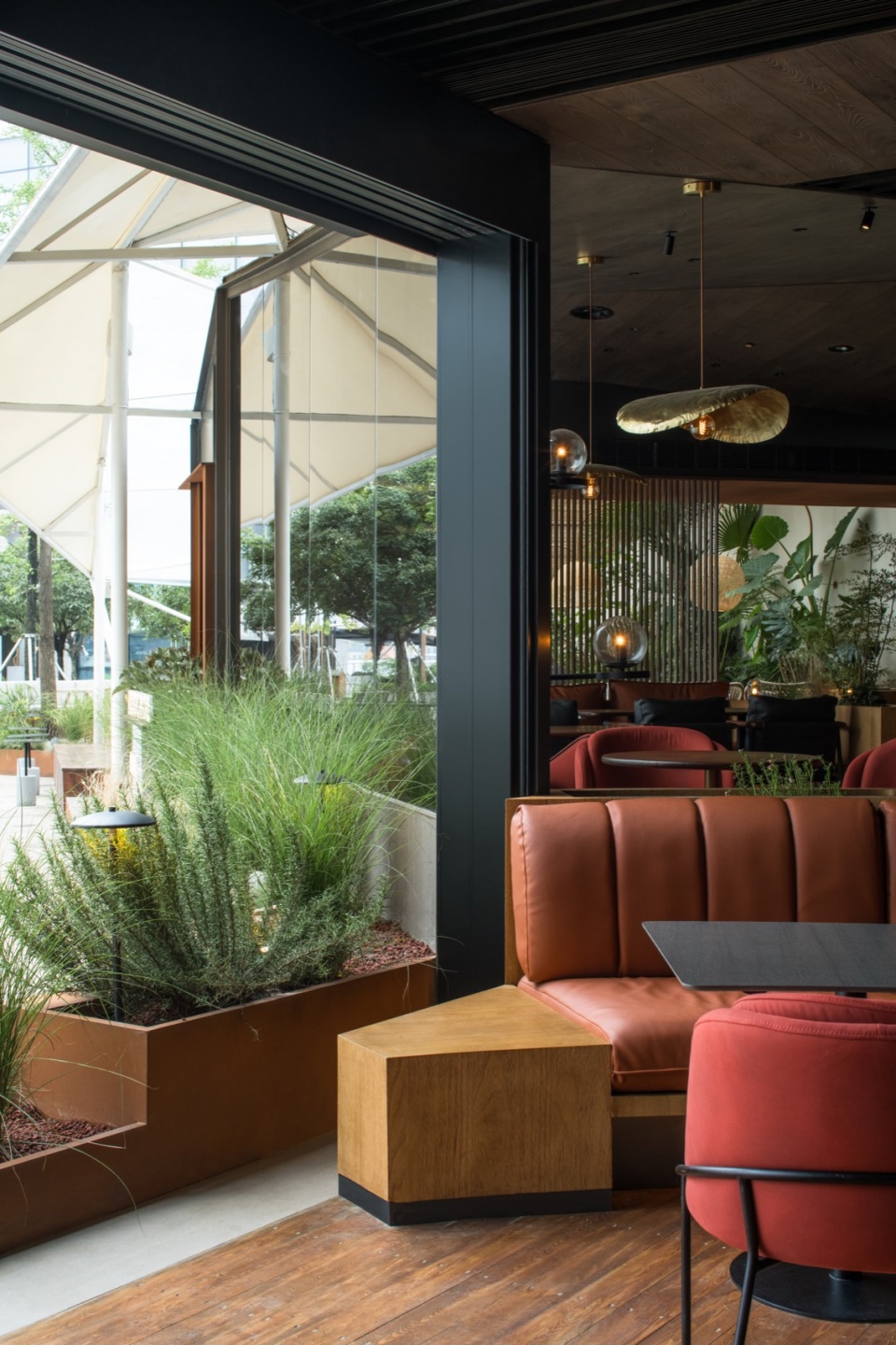 餐廳設計,休閑餐廳設計,餐廳裝修,餐廳設計案例,餐廳設計方案,酒吧設計,咖啡廳設計,酒吧餐廳,成都,FOOOO餐廳,艾岜建築設計