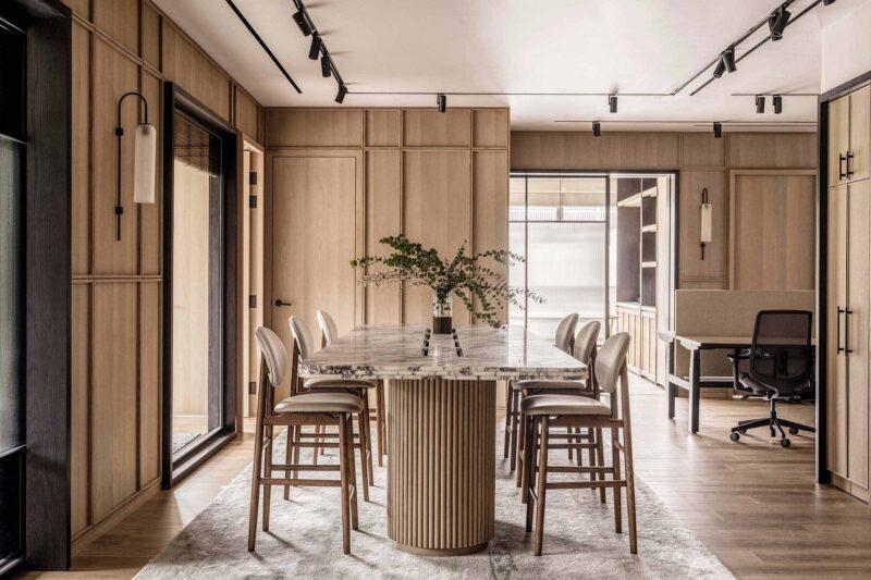 Lim + Lu丨300㎡,香港原木色溫馨辦公室