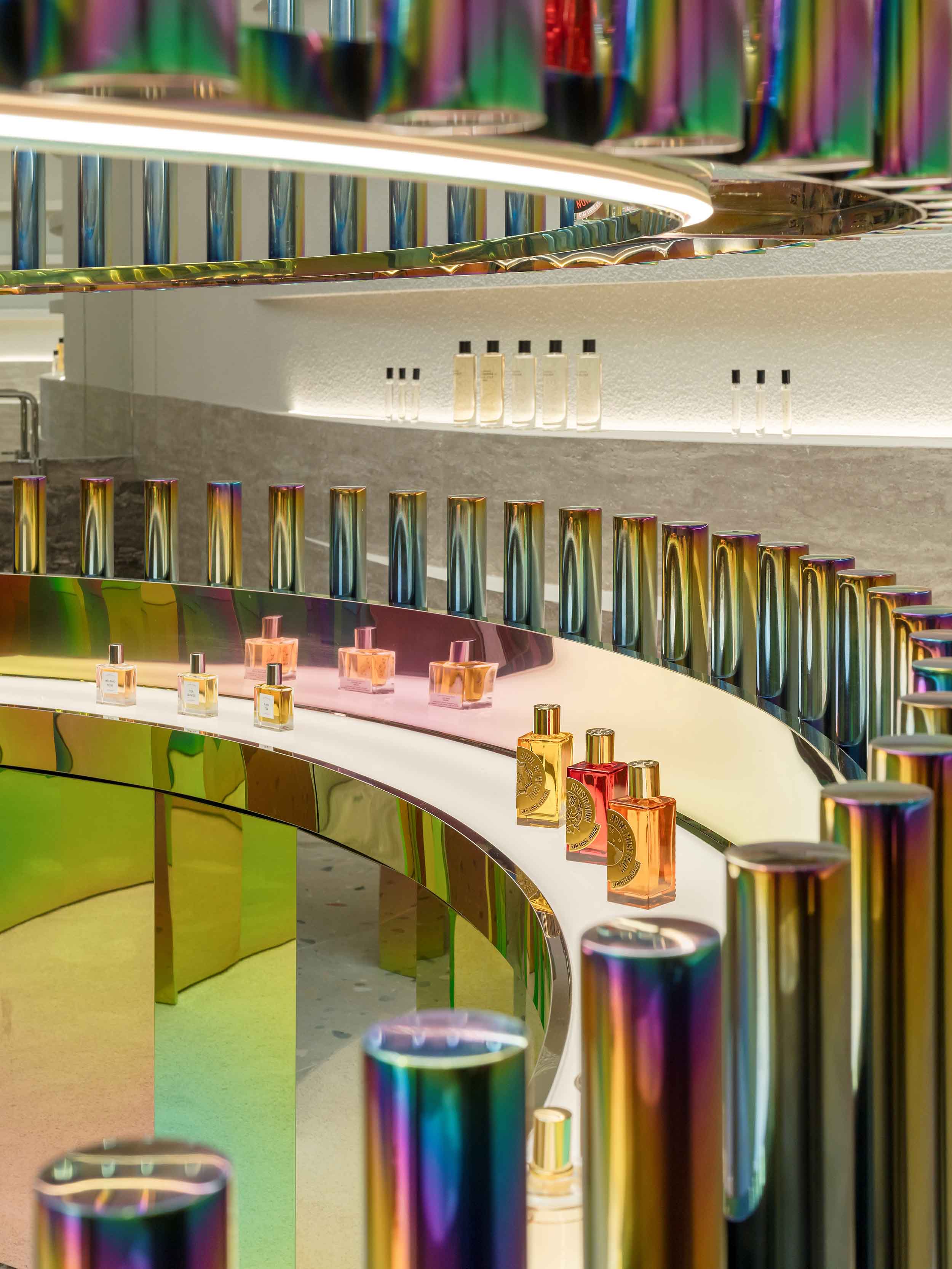 Spacemen,馬來西亞,吉隆坡,零售店設計,香水店設計,化妝品店,品牌體驗店,Trove商店,幻彩金屬