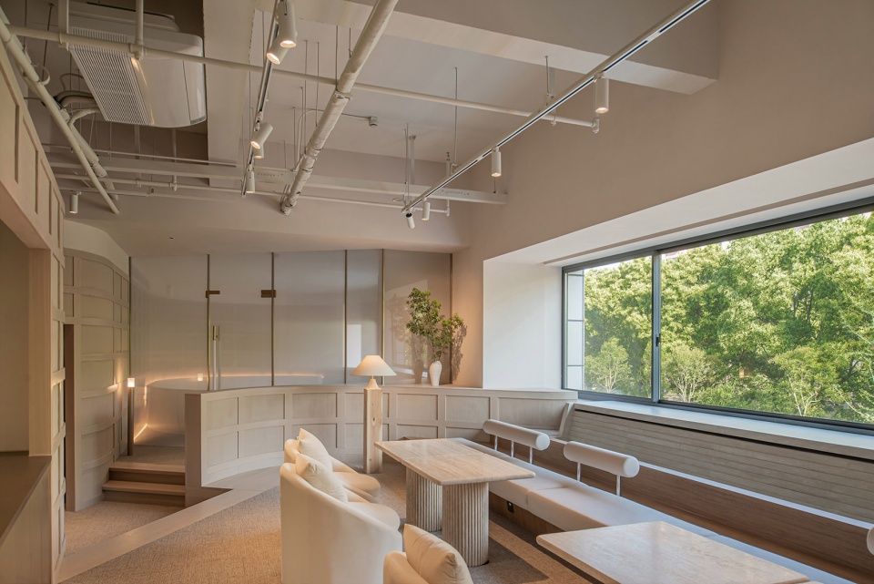 展廳設計,汽車展廳設計,展廳設計方案,展廳設計案例,科技感展廳設計,汽車展廳接待空間,鑿壁借景延鋒上海秀浦路展廳,延鋒創新汽車展廳接待空間,上海,多棵設計