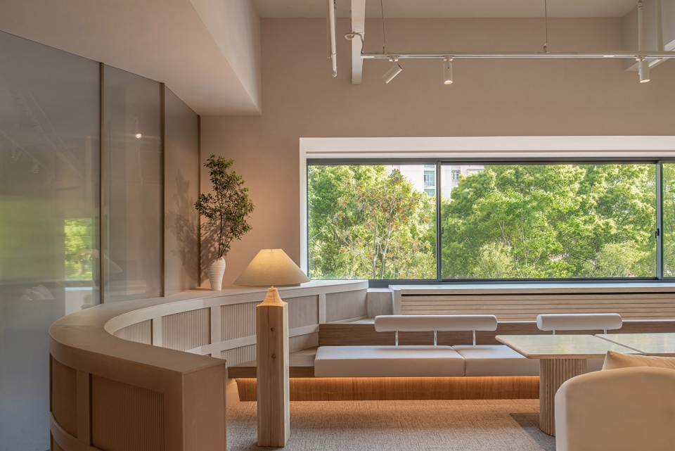 展廳設計,汽車展廳設計,展廳設計方案,展廳設計案例,科技感展廳設計,汽車展廳接待空間,鑿壁借景延鋒上海秀浦路展廳,延鋒創新汽車展廳接待空間,上海,多棵設計