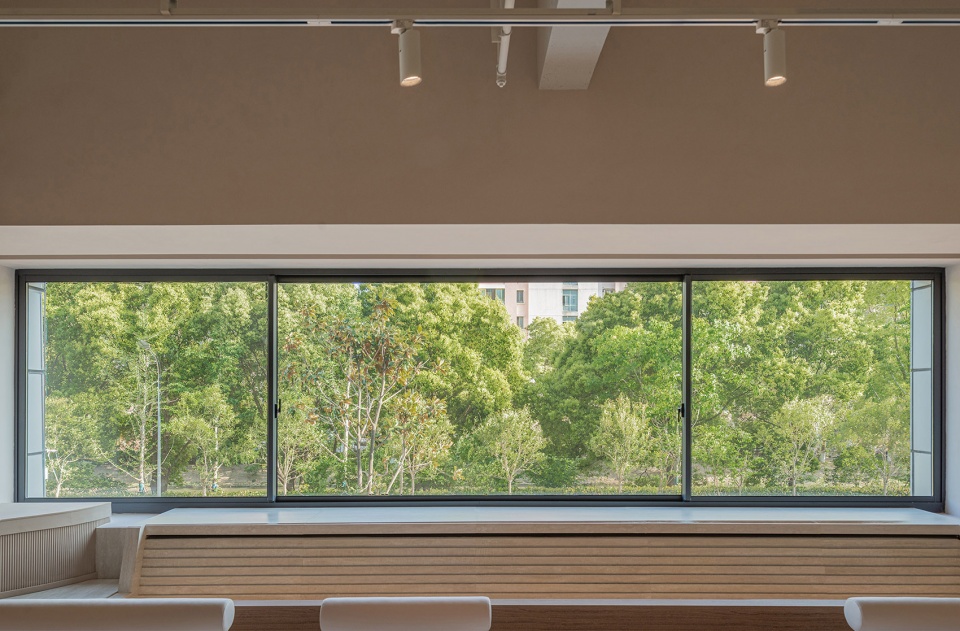 展廳設計,汽車展廳設計,展廳設計方案,展廳設計案例,科技感展廳設計,汽車展廳接待空間,鑿壁借景延鋒上海秀浦路展廳,延鋒創新汽車展廳接待空間,上海,多棵設計