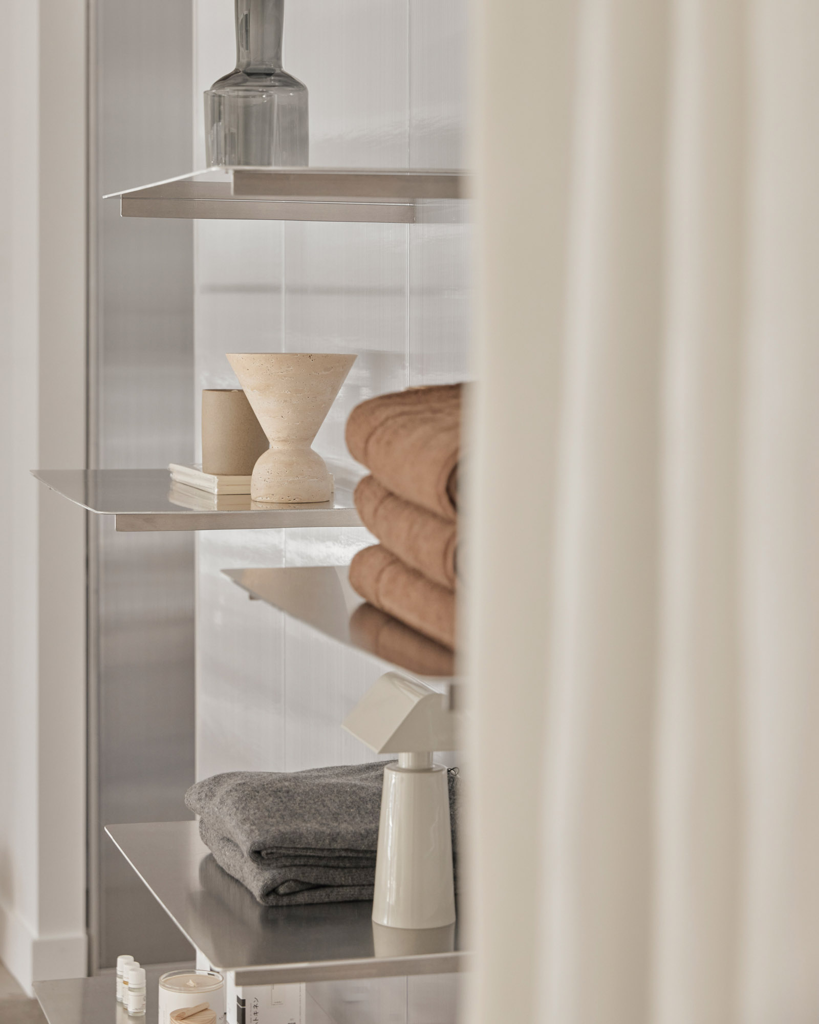 精品店設計,服裝店設計,INN. STUDIO,Comunete服裝店,Maximale,服裝店設計方案,服裝店設計案例,極簡主義,極簡風格服裝店