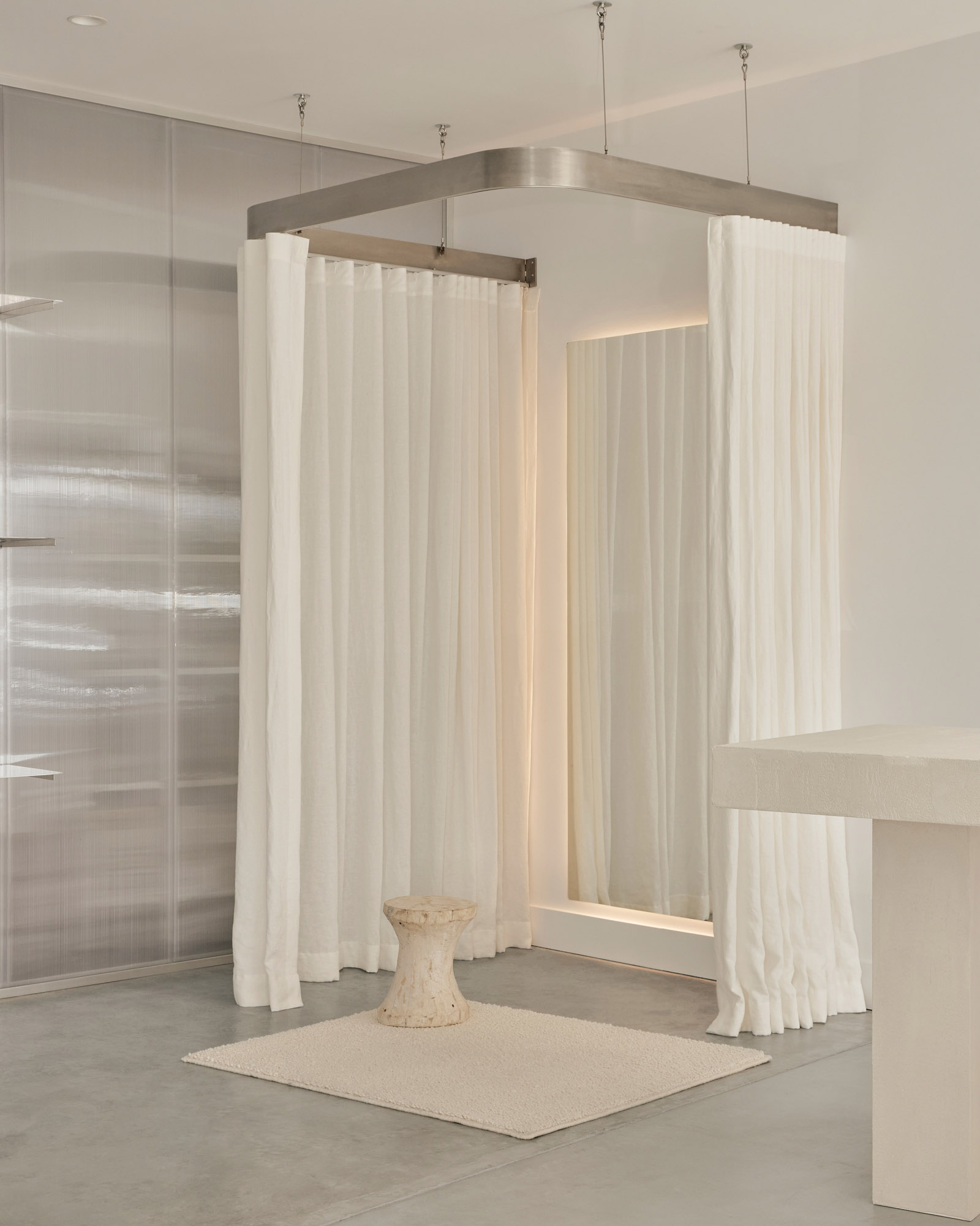 精品店設計,服裝店設計,INN. STUDIO,Comunete服裝店,Maximale,服裝店設計方案,服裝店設計案例,極簡主義,極簡風格服裝店