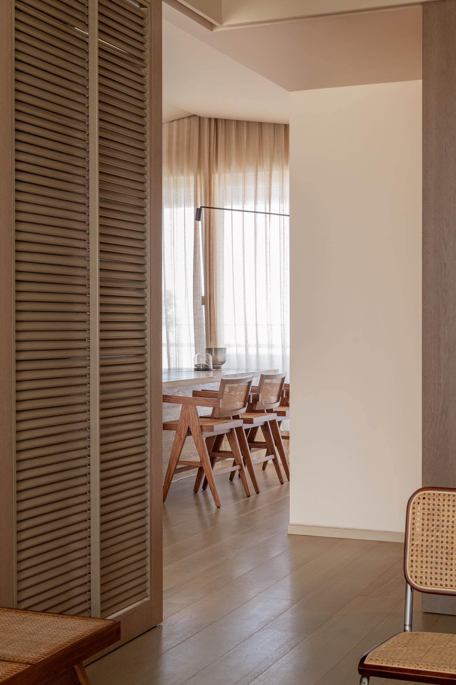 studio das,孟買,中性色,極簡主義,公寓設計案例,原木色