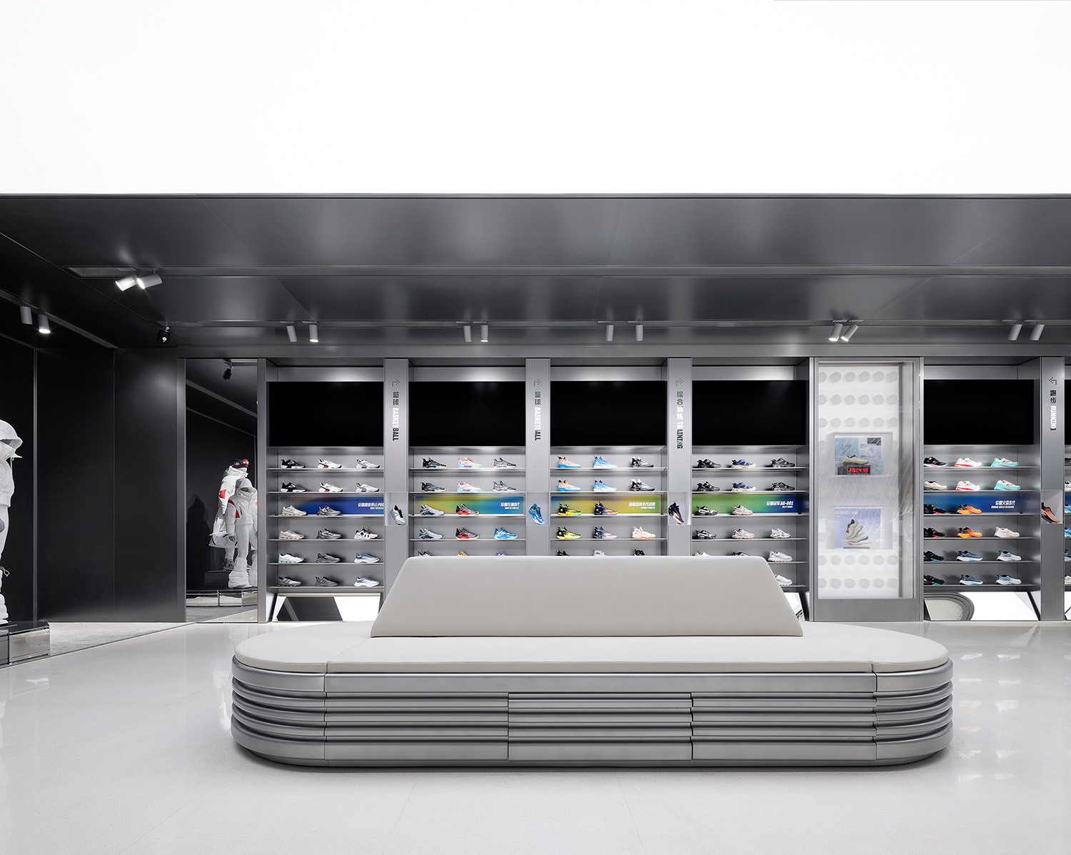 服裝店設計,零售店設計,服裝零售店設計,服裝店設計案例,服裝店設計方案,旗艦店設計,服裝旗艦店設計,安踏北京王府井旗艦店,北京,尚洋藝術