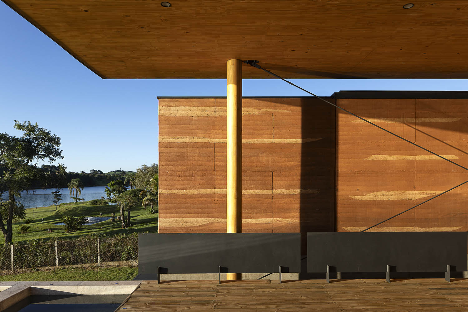 Sergio Sampaio Arch + Tectônica,別墅設計,1300㎡,巴西,濱海別墅,別墅設計案例,別墅設計方案,景觀別墅,夯土牆