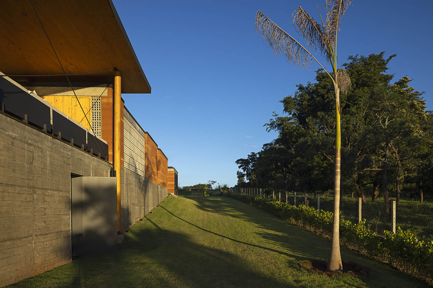 Sergio Sampaio Arch + Tectônica,別墅設計,1300㎡,巴西,濱海別墅,別墅設計案例,別墅設計方案,景觀別墅,夯土牆