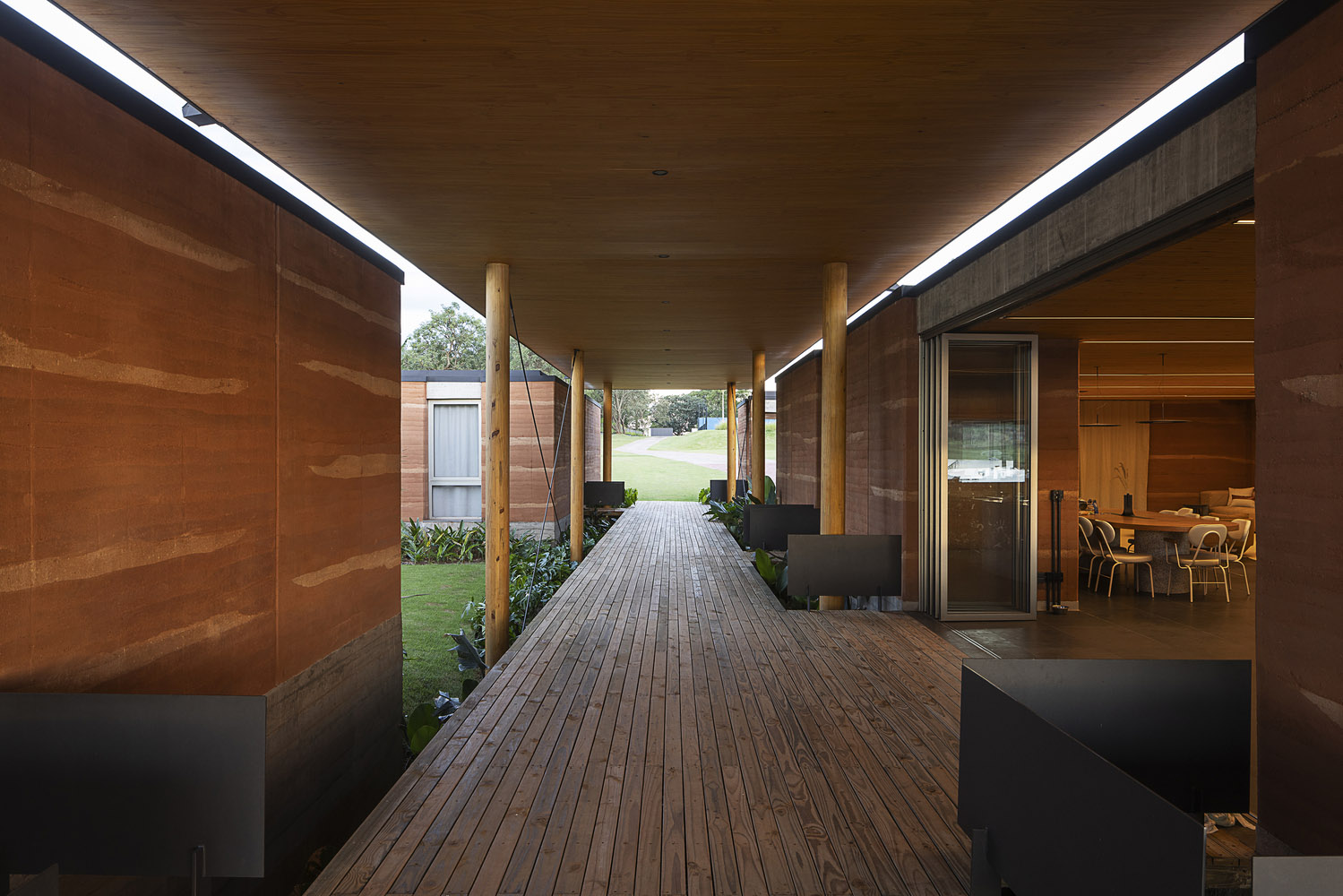 Sergio Sampaio Arch + Tectônica,別墅設計,1300㎡,巴西,濱海別墅,別墅設計案例,別墅設計方案,景觀別墅,夯土牆