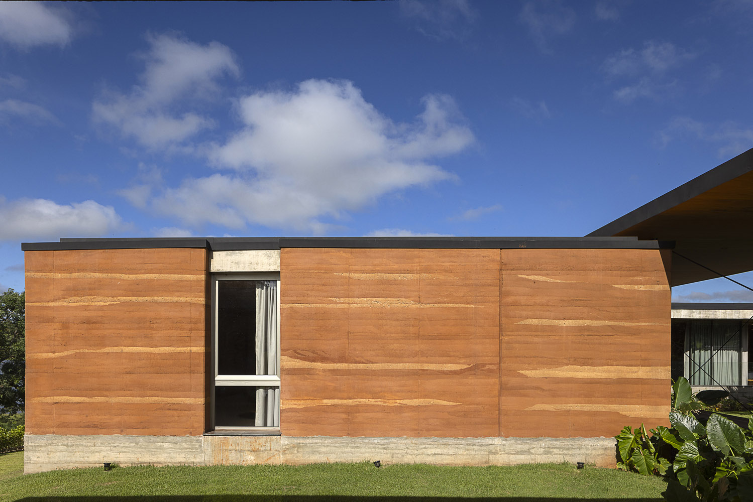 Sergio Sampaio Arch + Tectônica,別墅設計,1300㎡,巴西,濱海別墅,別墅設計案例,別墅設計方案,景觀別墅,夯土牆