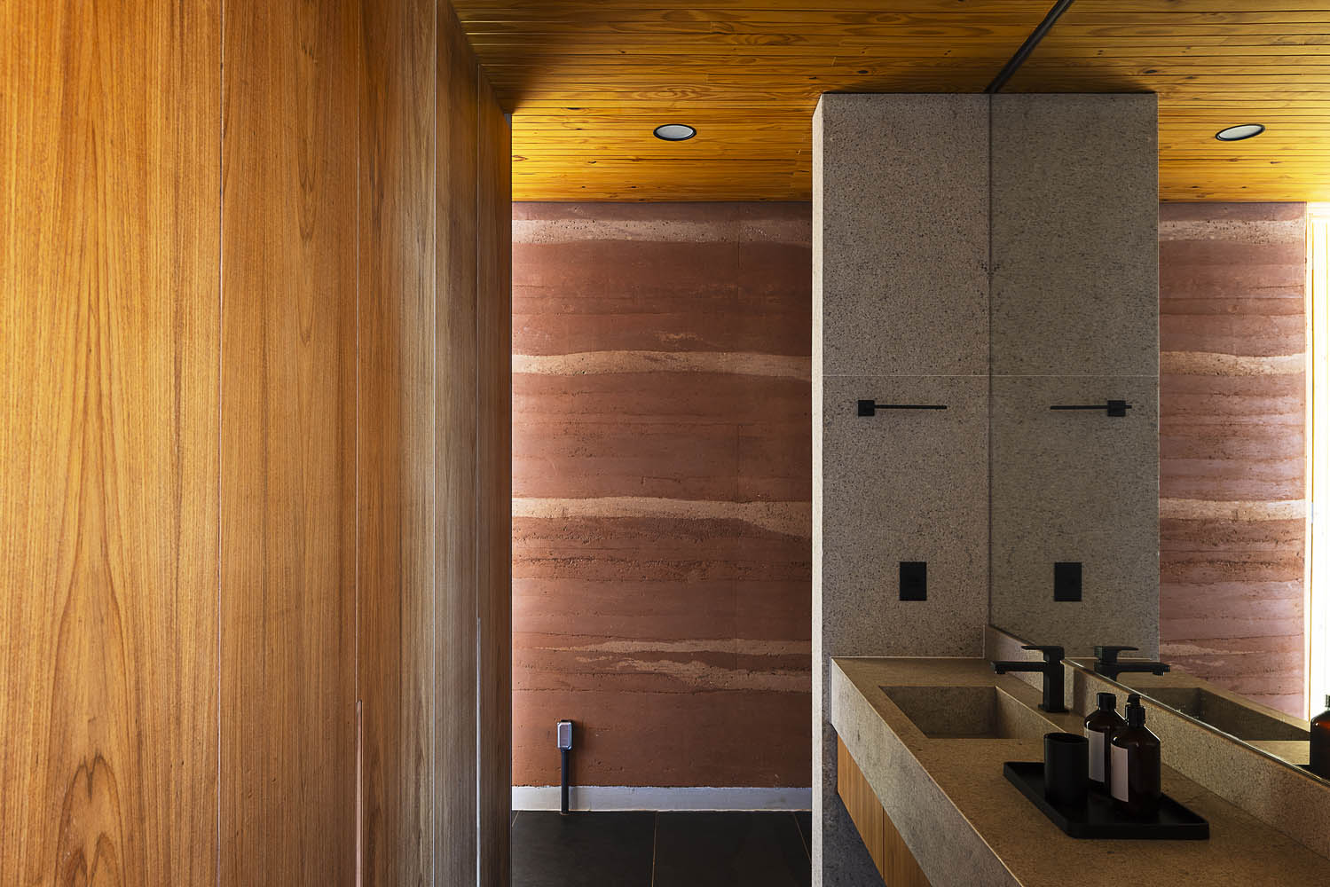 Sergio Sampaio Arch + Tectônica,別墅設計,1300㎡,巴西,濱海別墅,別墅設計案例,別墅設計方案,景觀別墅,夯土牆