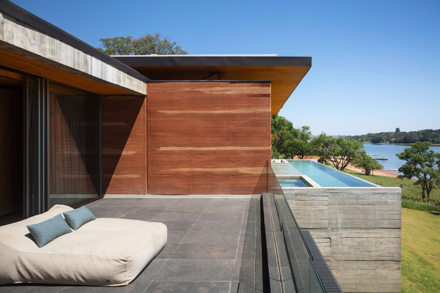 Sergio Sampaio Arch + Tectônica,別墅設計,1300㎡,巴西,濱海別墅,別墅設計案例,別墅設計方案,景觀別墅,夯土牆