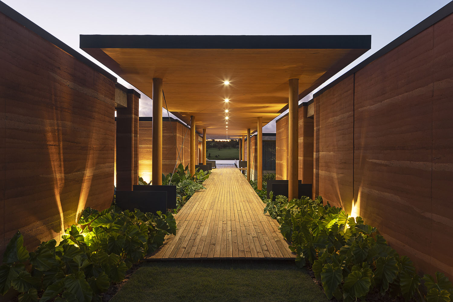 Sergio Sampaio Arch + Tectônica,別墅設計,1300㎡,巴西,濱海別墅,別墅設計案例,別墅設計方案,景觀別墅,夯土牆