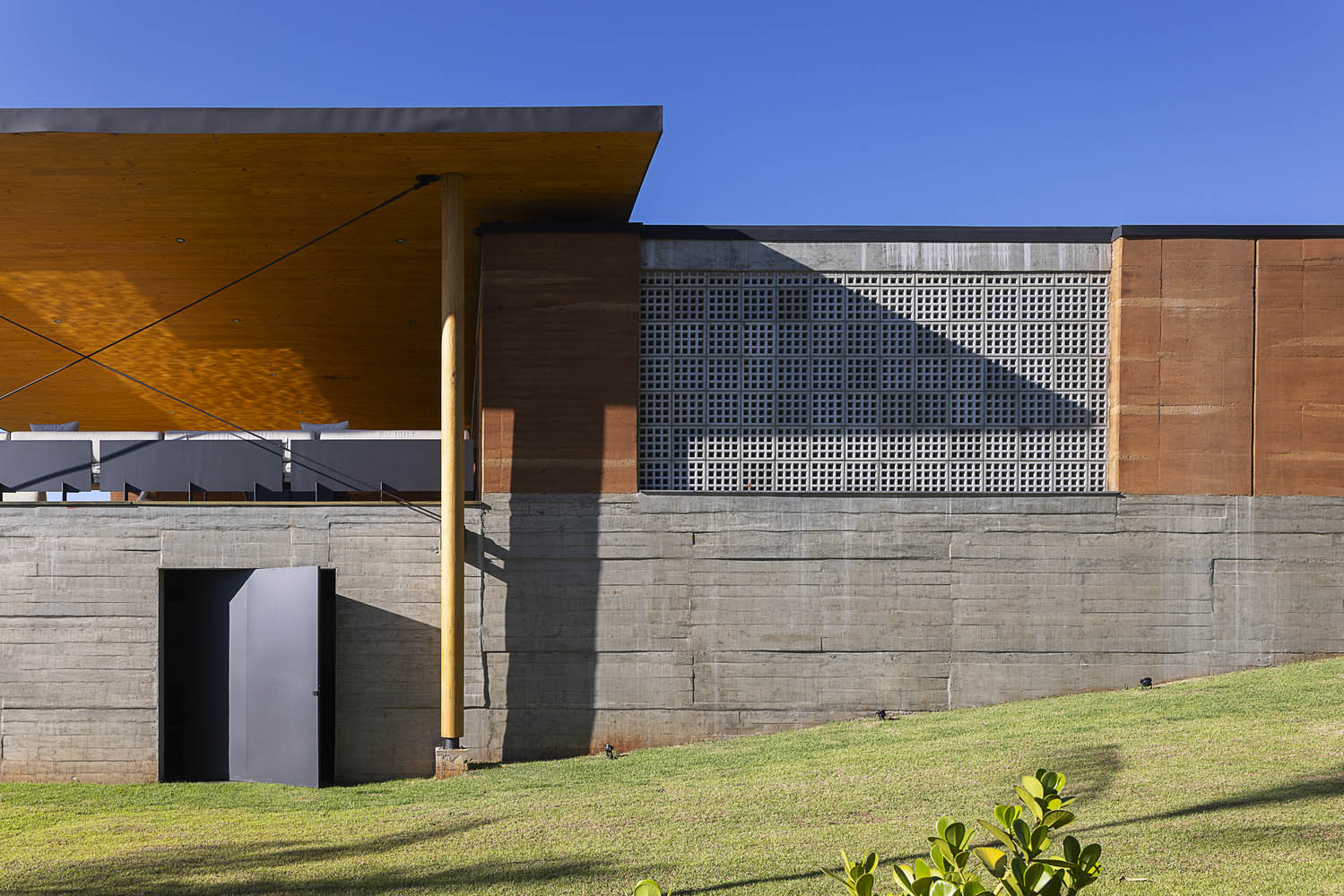 Sergio Sampaio Arch + Tectônica,別墅設計,1300㎡,巴西,濱海別墅,別墅設計案例,別墅設計方案,景觀別墅,夯土牆