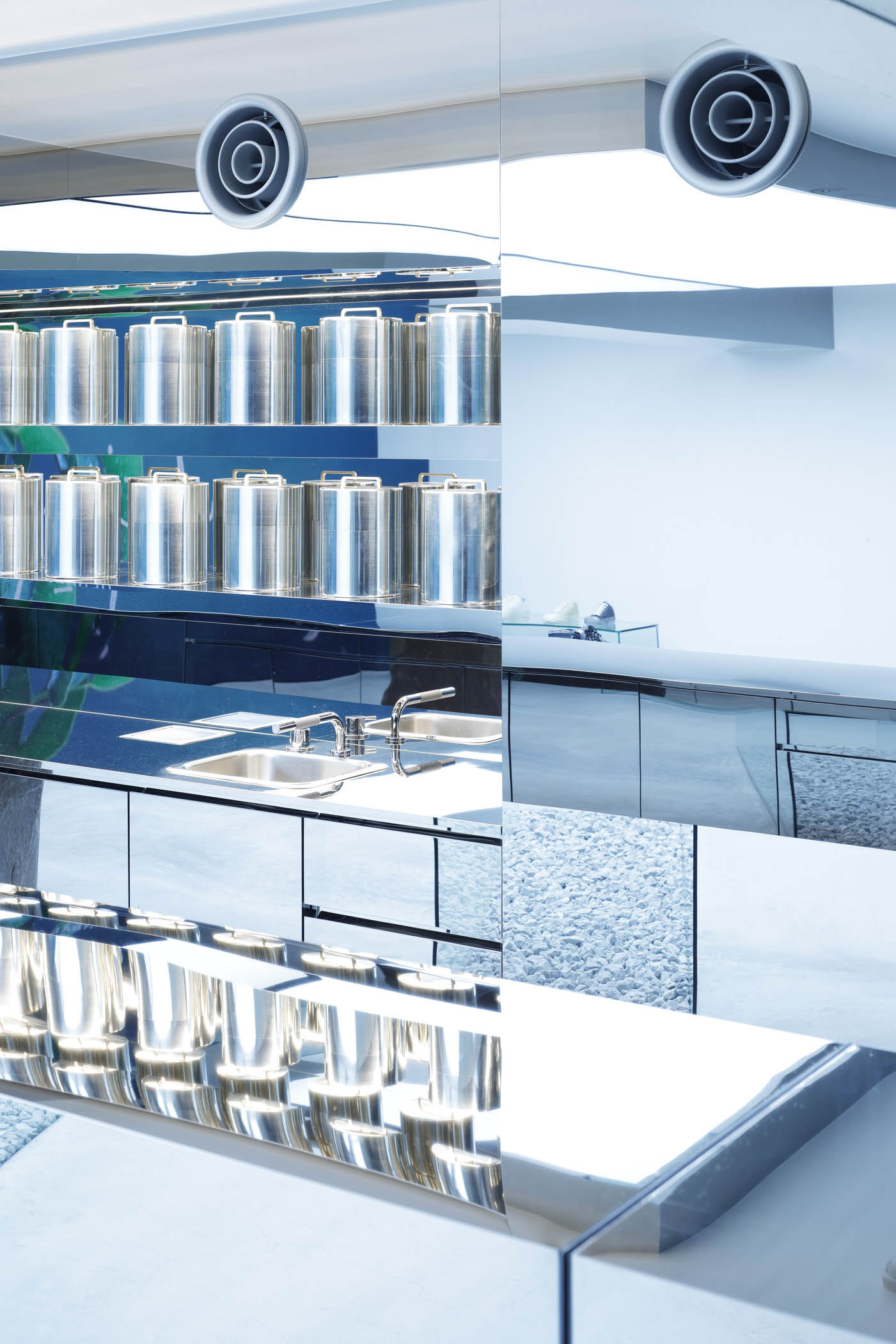 鞋店設計,國外鞋店設計,鞋店設計案例,Insideout,日本,東京,47㎡,精品鞋店,線下店設計,概念店,未來主義