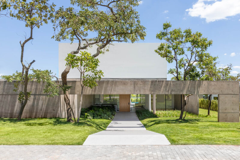 Paulo Henrique Paranhos | 640㎡,巴西巴西利亞白色+原木色陽光庭院景觀別墅