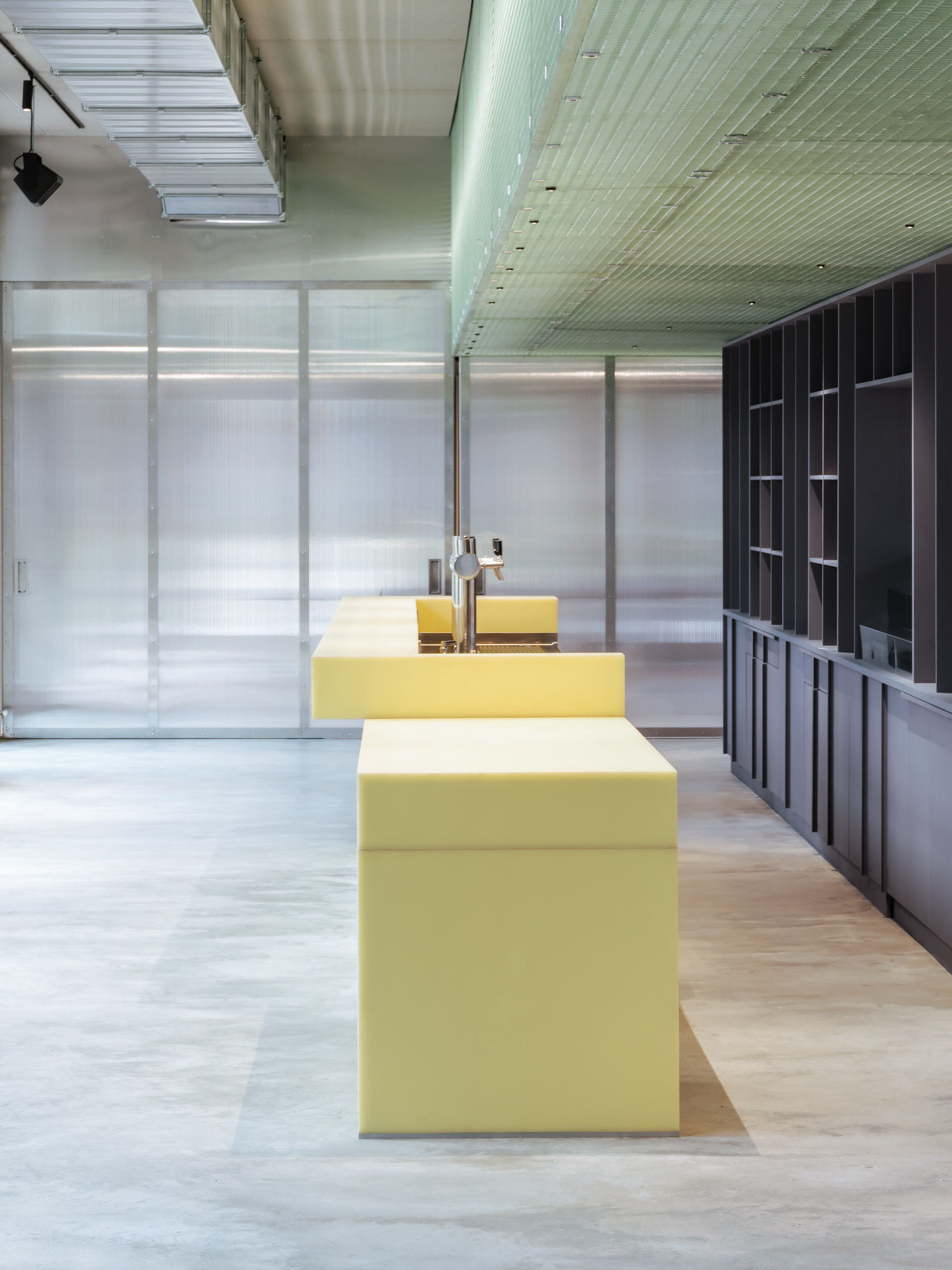 酒吧設計方案,酒吧設計,酒吧設計案例,酒吧裝修,RHO,現代風格酒吧設計,工業風酒吧,柏林,國外酒吧設計