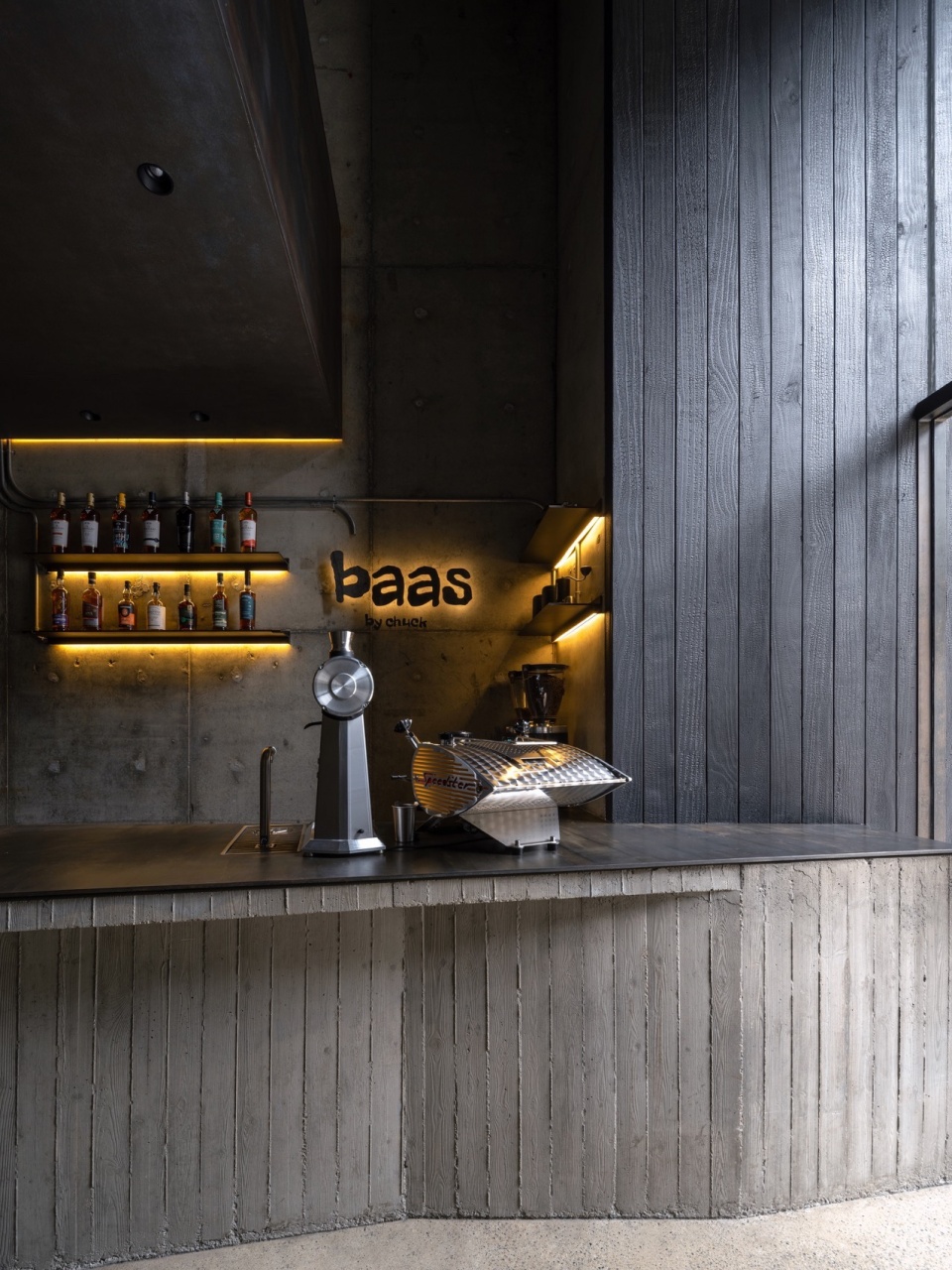 酒吧設計方案,酒吧設計,日咖夜酒,日咖夜酒空間設計,酒吧設計案例,威士忌酒吧設計,大連baas by chuck酒吧,大連,R-BAS大棟建築