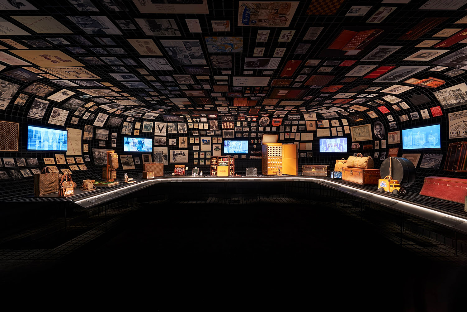 大都會建築事務所,OMA,展廳設計案例,展廳設計方案,泰國,曼穀,展覽,Louis Vuitton,路易威登