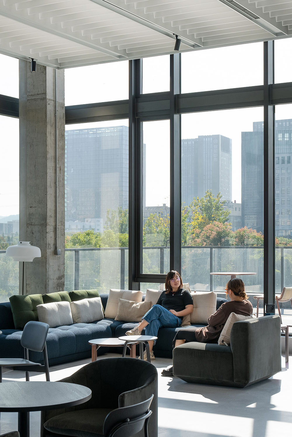 辦公室設計,辦公室設計案例,服裝公司辦公室設計,辦公室設計方案,開放式辦公室設計,直播間設計,服裝公司直播間設計,辦公室裝修,綾致時裝杭州直播空間,杭州,艾舍爾設計