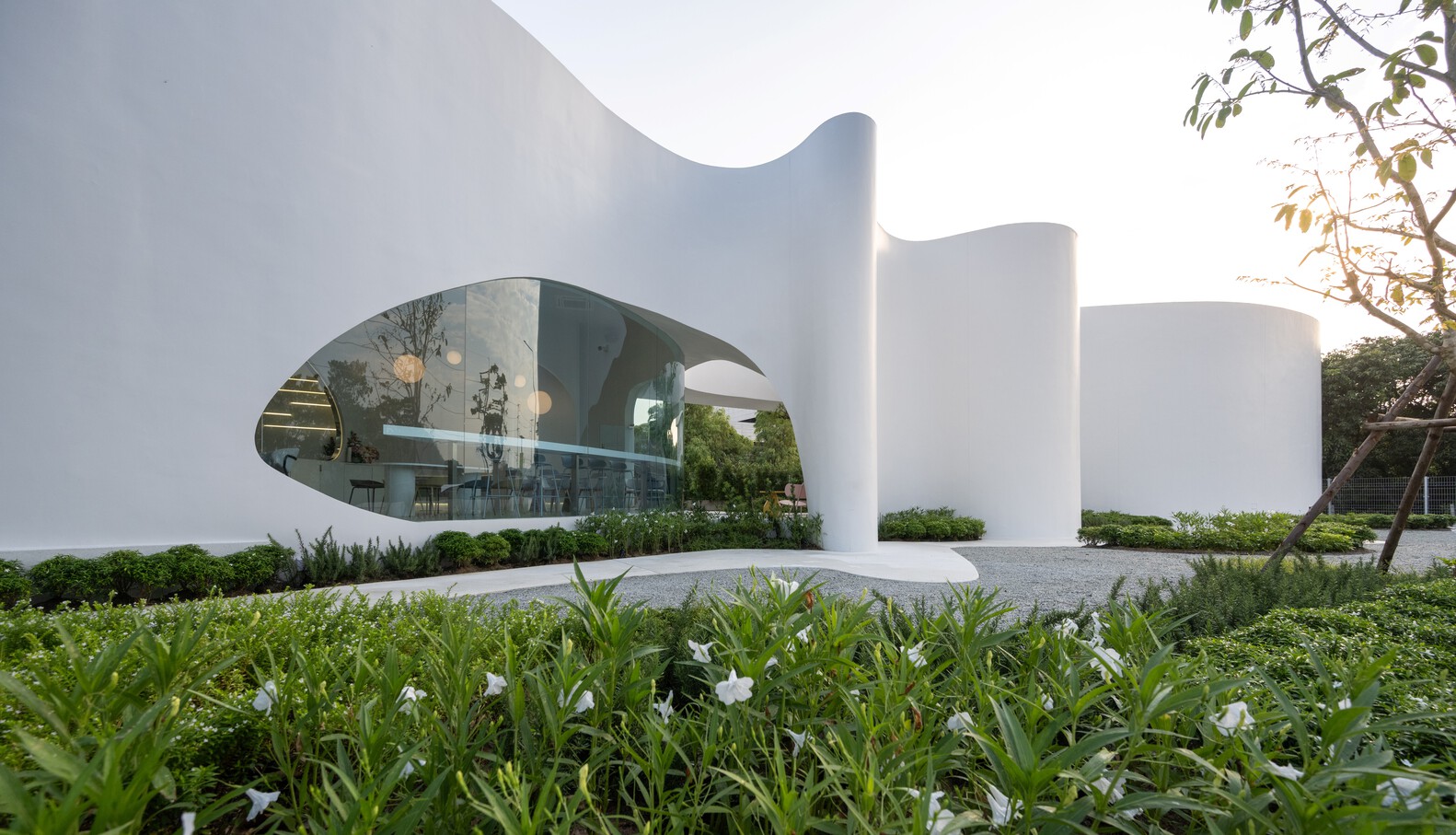 Unknown Surface Studio,咖啡廳設計案例,咖啡店設計,泰國,曲線美學,400㎡,Uncloud Coffee,咖啡廳設計,網紅咖啡廳,創意咖啡店