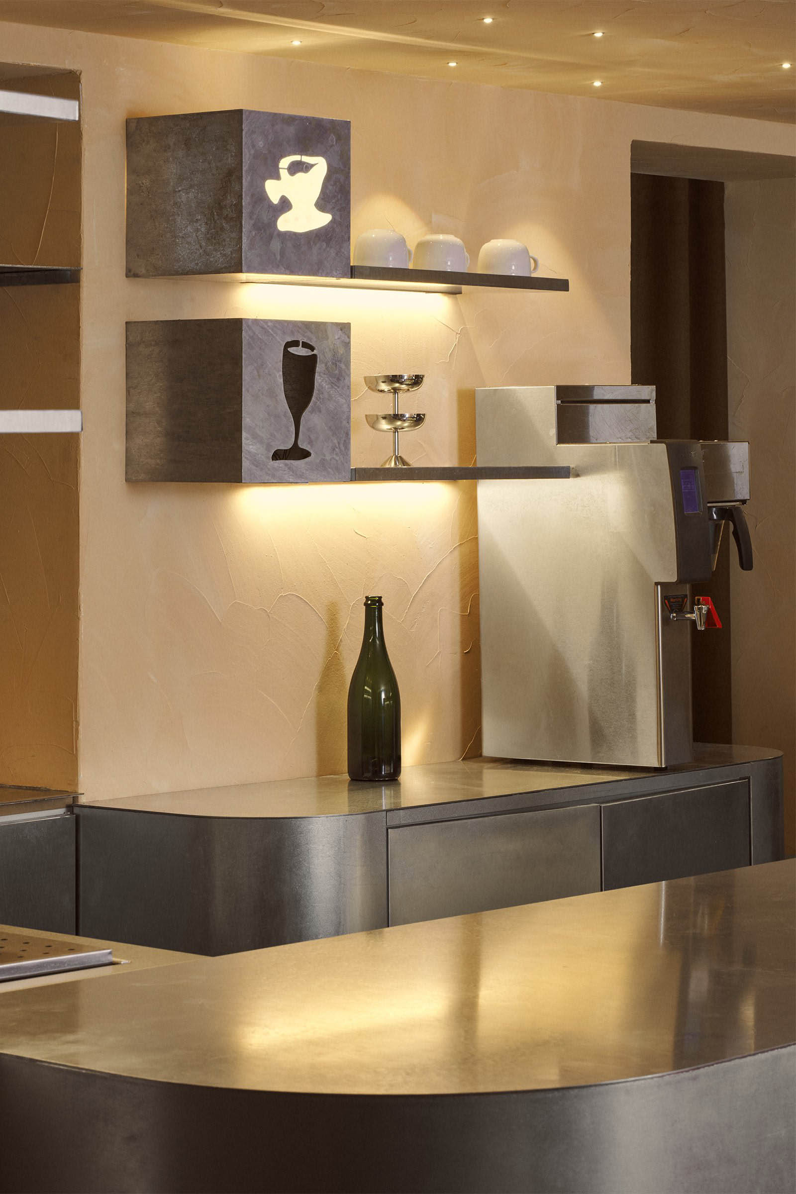 酒吧設計方案,酒吧設計,酒吧設計案例,酒吧裝修,現代風格酒吧設計,Yatofu Creatives,芬蘭,赫爾辛基,極簡風格咖啡廳,El Fant Café & Bar