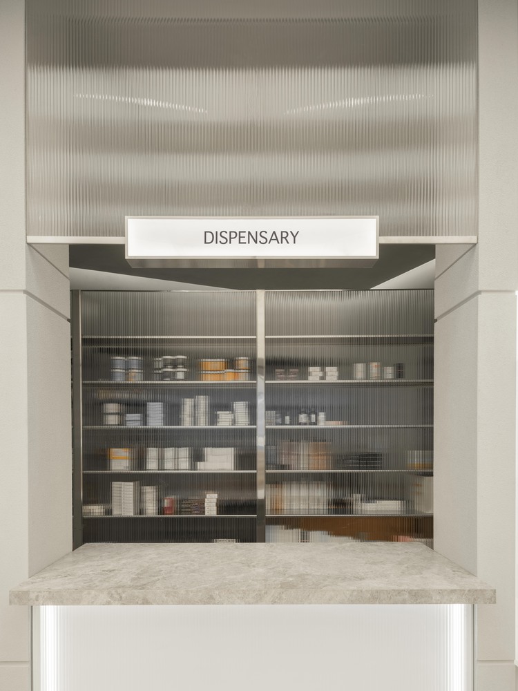 藥店設計,fortytwelve,零售店設計,極簡主義,藥店設計方案,藥店設計案例,Pharmacy Plus,科威特,110㎡