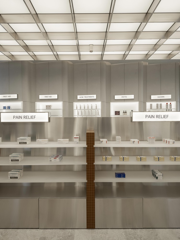 藥店設計,fortytwelve,零售店設計,極簡主義,藥店設計方案,藥店設計案例,Pharmacy Plus,科威特,110㎡