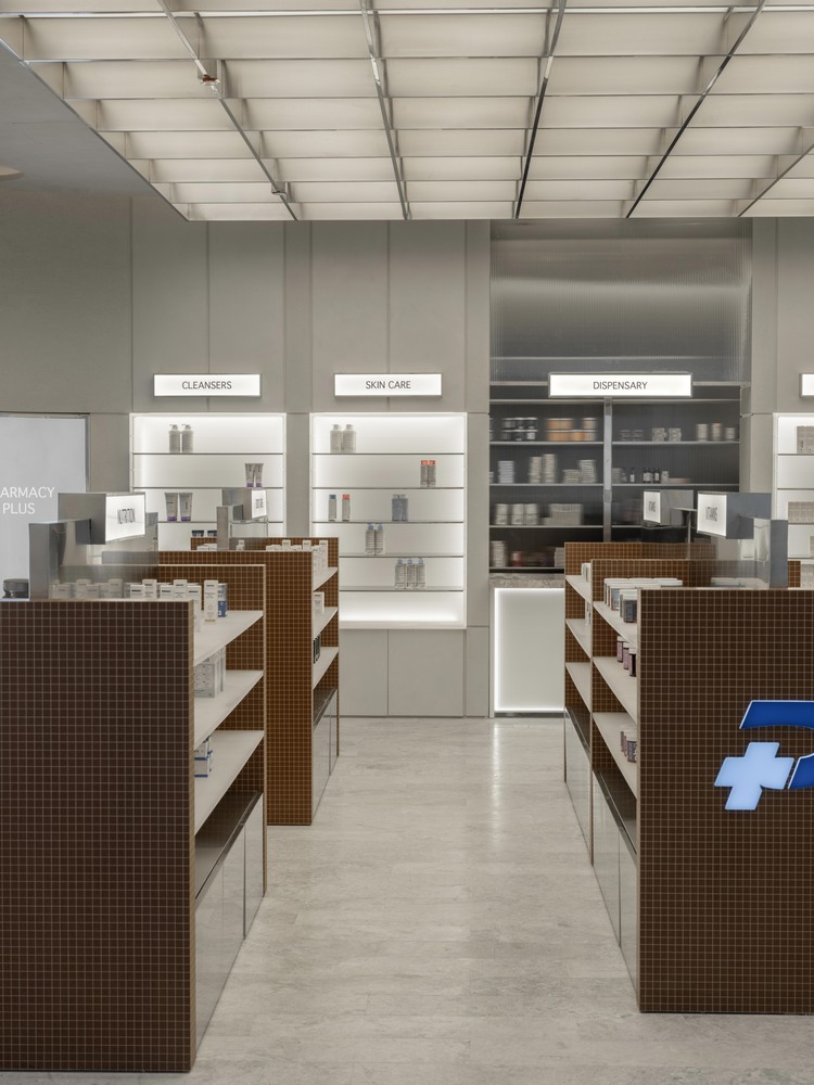 藥店設計,fortytwelve,零售店設計,極簡主義,藥店設計方案,藥店設計案例,Pharmacy Plus,科威特,110㎡