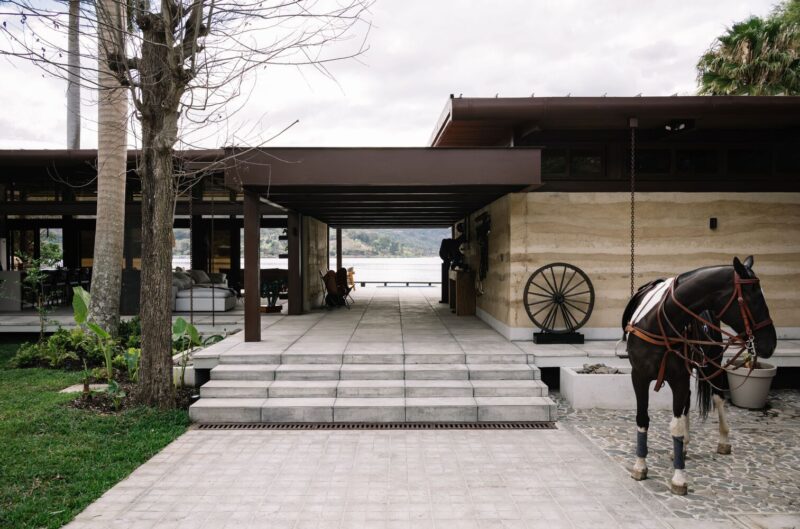 YDR estudio + AR estudio | 300㎡，危地馬拉馬球愛好者的開放式湖景別墅