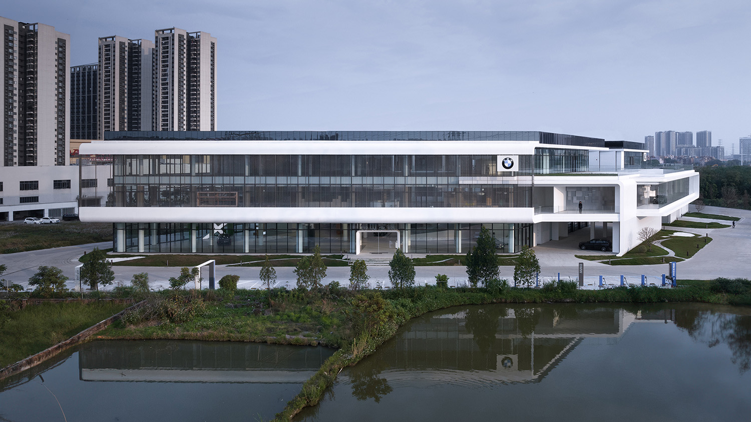 展廳設計,汽車展廳設計,寶馬汽車展廳,體驗店設計,汽車體驗店設計,汽車銷售店設計,汽車4s店設計,展廳設計案例,展廳設計方案,BMW佛山寶馬寶創綠星燈塔項目,佛山,ARCHIHOPE朱海博建築設計事務所