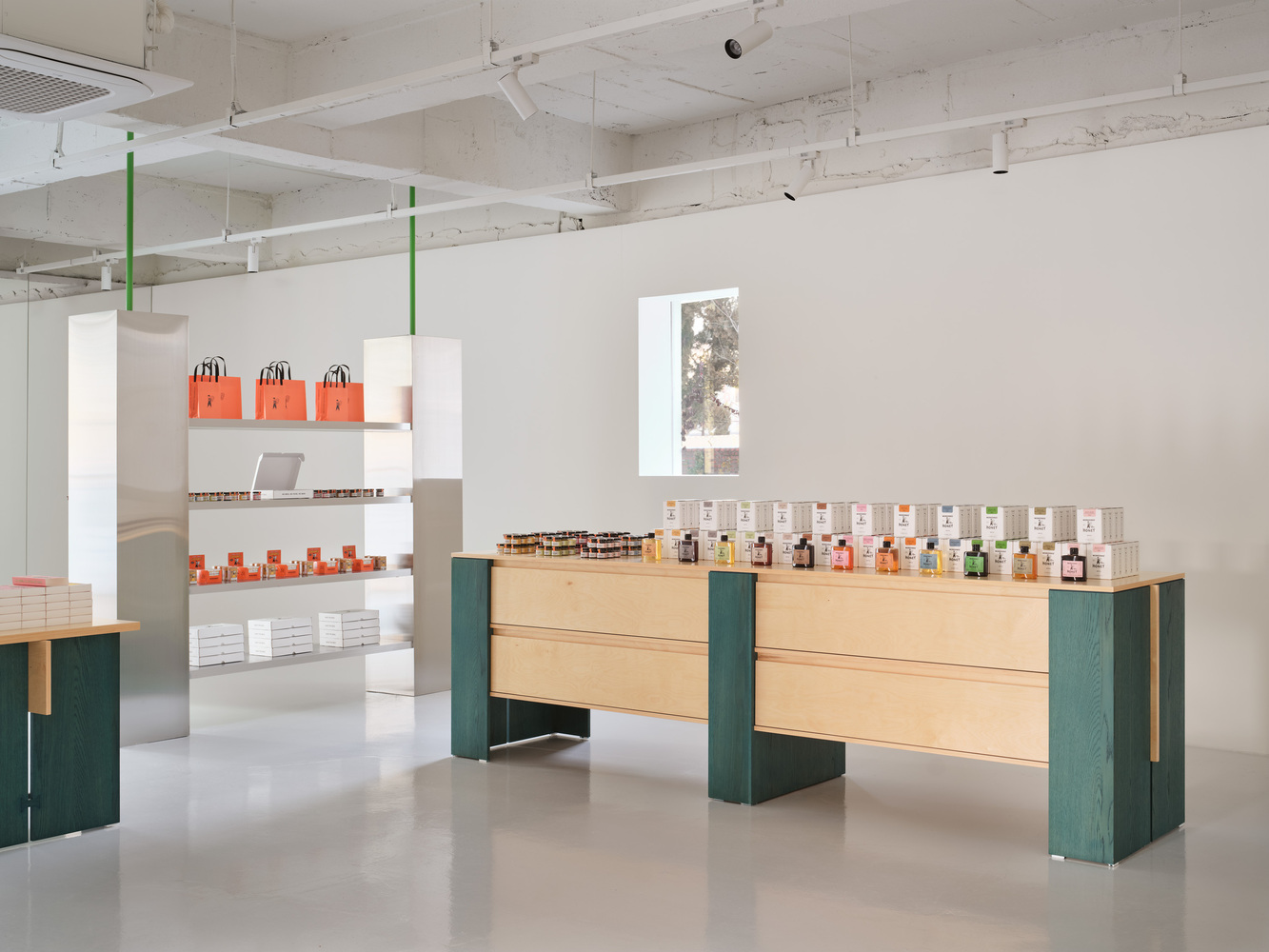 Another D Studio,Workerbee,零售店設計,護膚品零售店,零售店設計方案,零售店設計案例,咖啡廳設計,極簡風格,店鋪設計,韓國