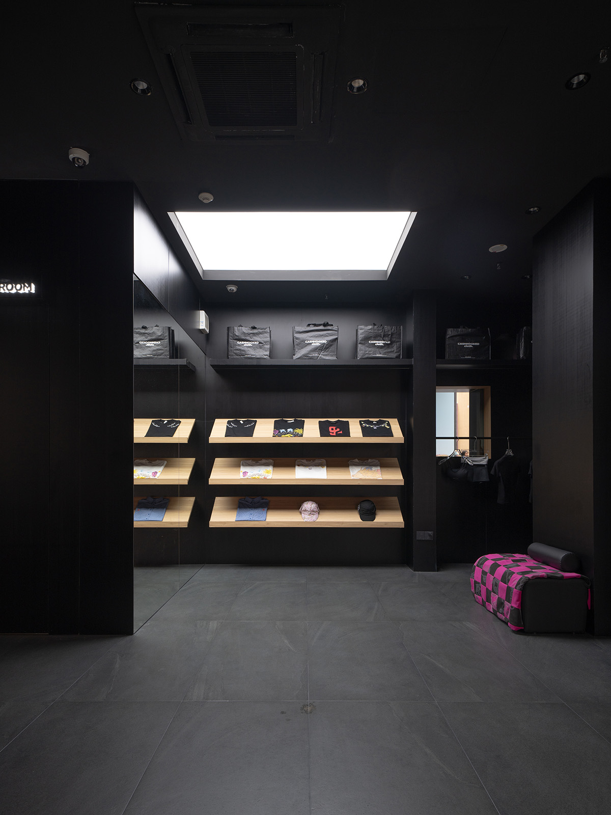 零售店設計,商店設計,服裝店設計,服裝零售店設計,飾品店設計,嘻哈風格服飾店,服裝店設計案例,服裝店設計方案,一家“黑”店-CASHHOOKED 深業上城店,深圳,ZZARCH自造設計