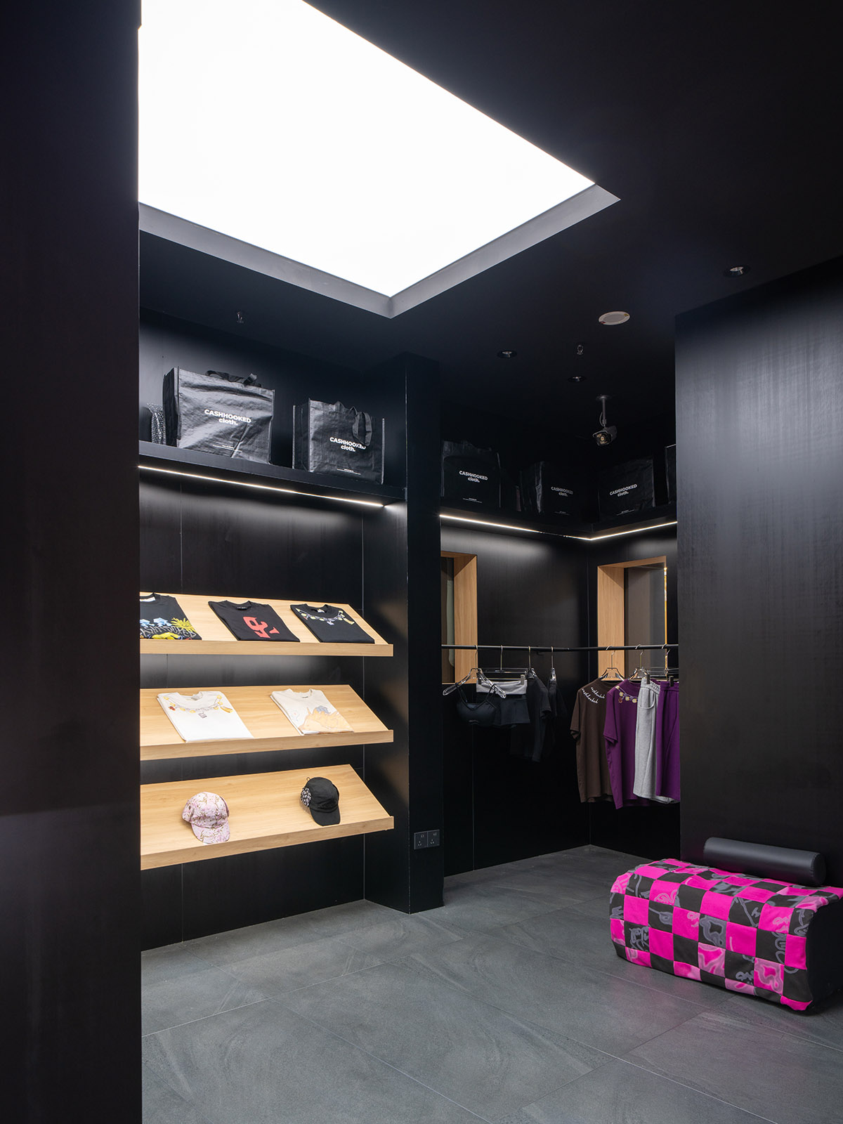 零售店設計,商店設計,服裝店設計,服裝零售店設計,飾品店設計,嘻哈風格服飾店,服裝店設計案例,服裝店設計方案,一家“黑”店-CASHHOOKED 深業上城店,深圳,ZZARCH自造設計
