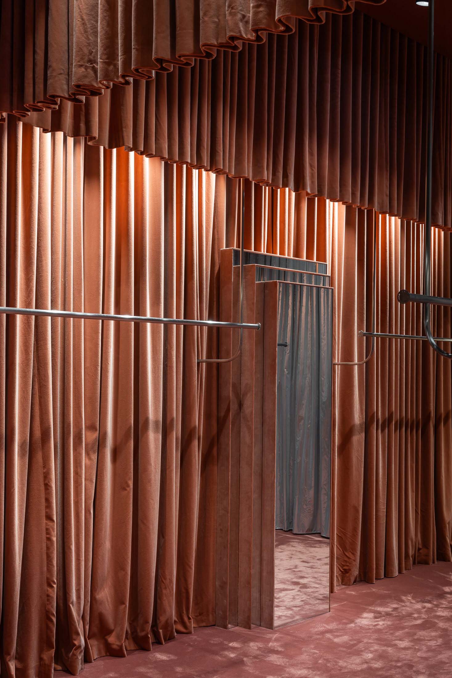 服裝店設計,商店設計,時裝店設計,時裝精品店設計,時裝店設計案例,時裝店設計方案,服裝精品店設計,Ciocodeica Studio,布加勒斯特,Maria Lucia Hohan精品店