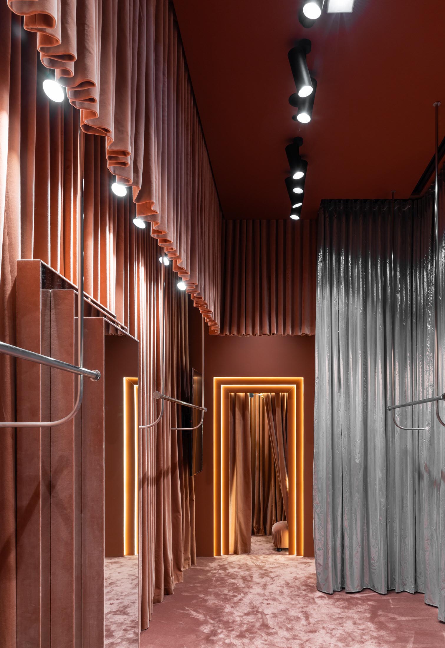 服裝店設計,商店設計,時裝店設計,時裝精品店設計,時裝店設計案例,時裝店設計方案,服裝精品店設計,Ciocodeica Studio,布加勒斯特,Maria Lucia Hohan精品店