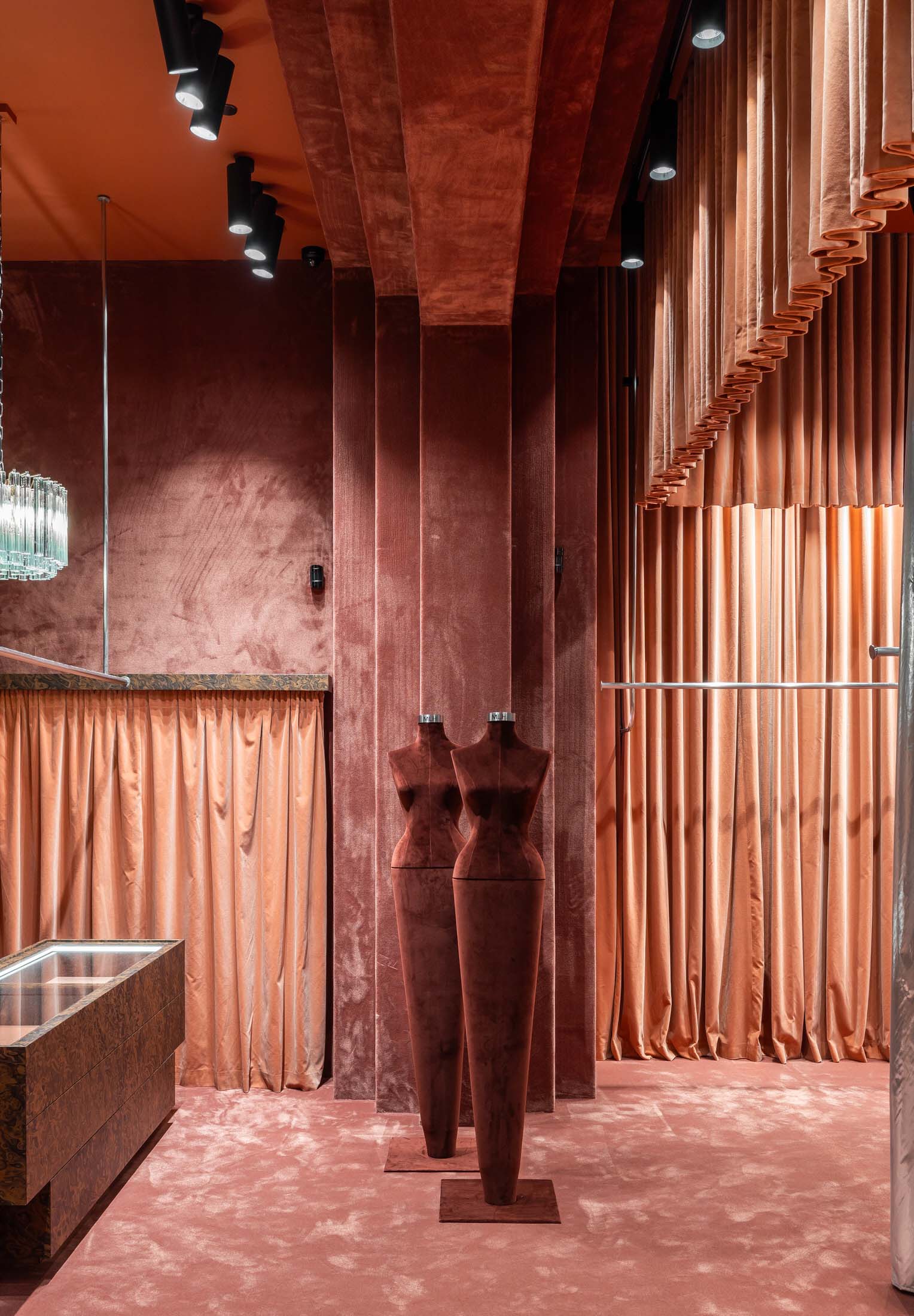 服裝店設計,商店設計,時裝店設計,時裝精品店設計,時裝店設計案例,時裝店設計方案,服裝精品店設計,Ciocodeica Studio,布加勒斯特,Maria Lucia Hohan精品店