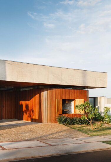 Laercio Fabiano Arquitetura|230㎡,巴西巴烏魯原木色開放式平層別墅