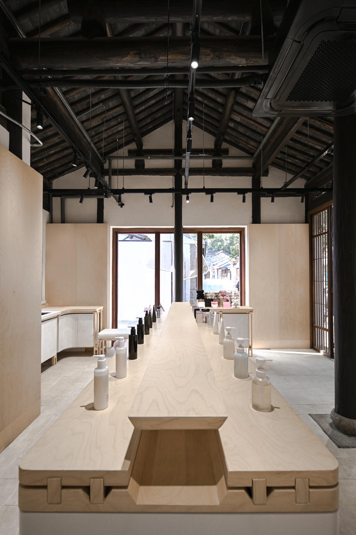 STUDIO 4/301,無錫,零售店設計,化妝品店設計案例,化妝品店設計方案,建築改造,極簡主義,極簡風格,KASE化妝品零售店