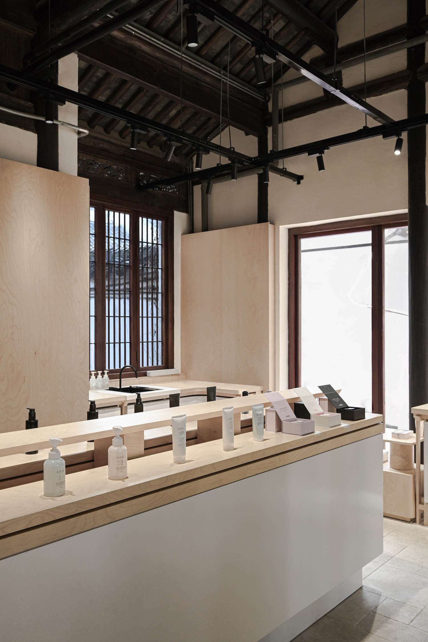 STUDIO 4/301,無錫,零售店設計,化妝品店設計案例,化妝品店設計方案,建築改造,極簡主義,極簡風格,KASE化妝品零售店
