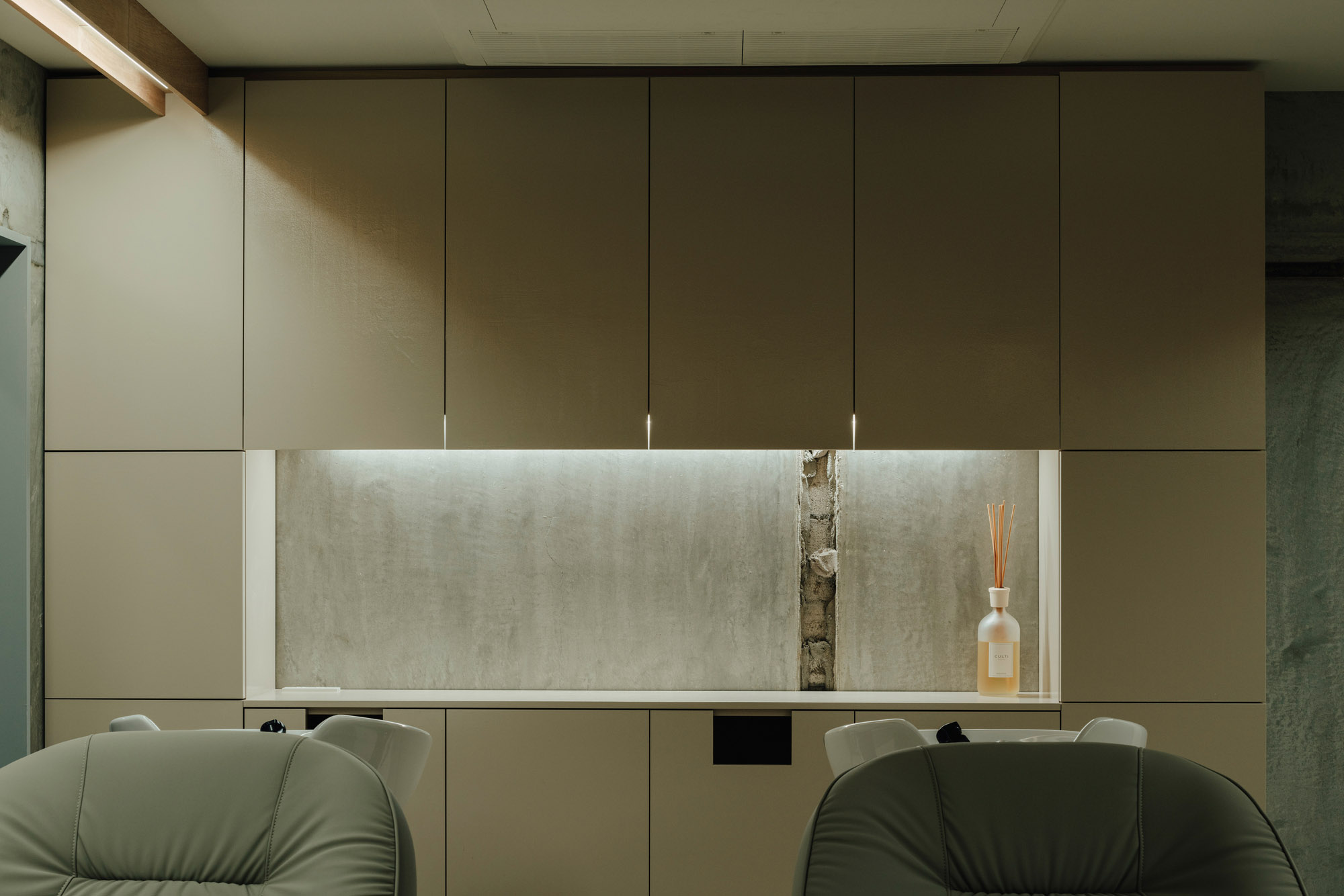 理發店設計,理發店設計案例,創意理發店,社區理發店,理發店設計方案,美發沙龍空間,FATHOM,日本,廣島,極簡風格,極簡主義,qiyu Hair Salon