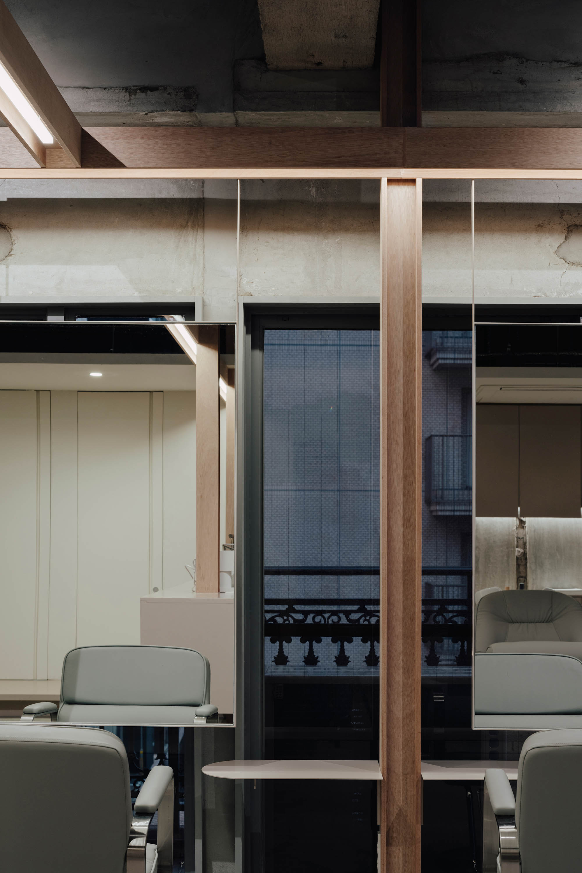 理發店設計,理發店設計案例,創意理發店,社區理發店,理發店設計方案,美發沙龍空間,FATHOM,日本,廣島,極簡風格,極簡主義,qiyu Hair Salon