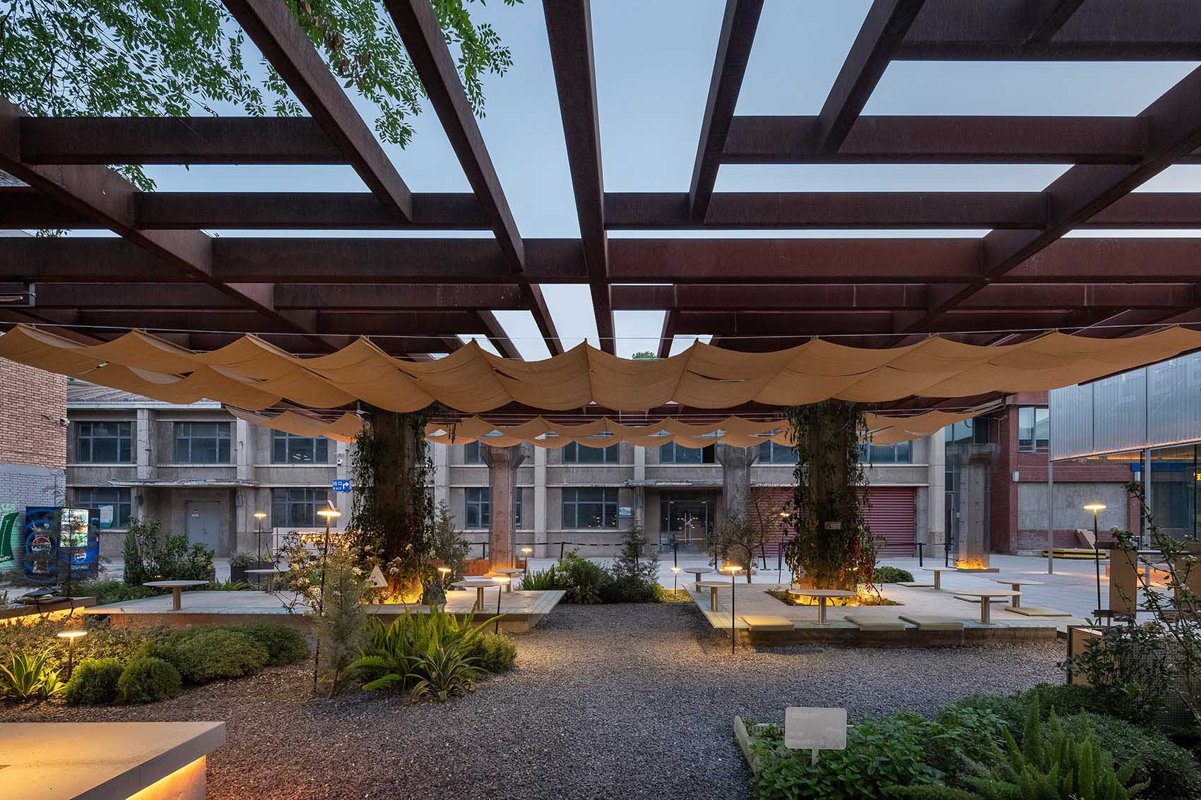 甜品店設計,創意園區甜品店,甜品店裝修,廠房改造,建築改造,甜品店設計案例,甜品店設計方案,西安LEB³甜品店,勒布立方大華1935,西安,MOS木石設計